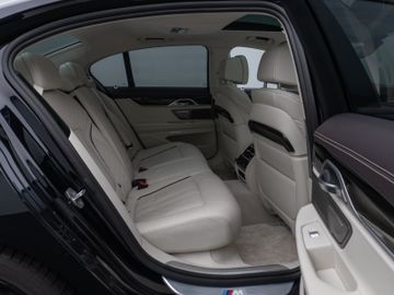 Fahrzeugabbildung BMW 750i xD M Sport 360°Laser Glasdach HUD DAB H/K