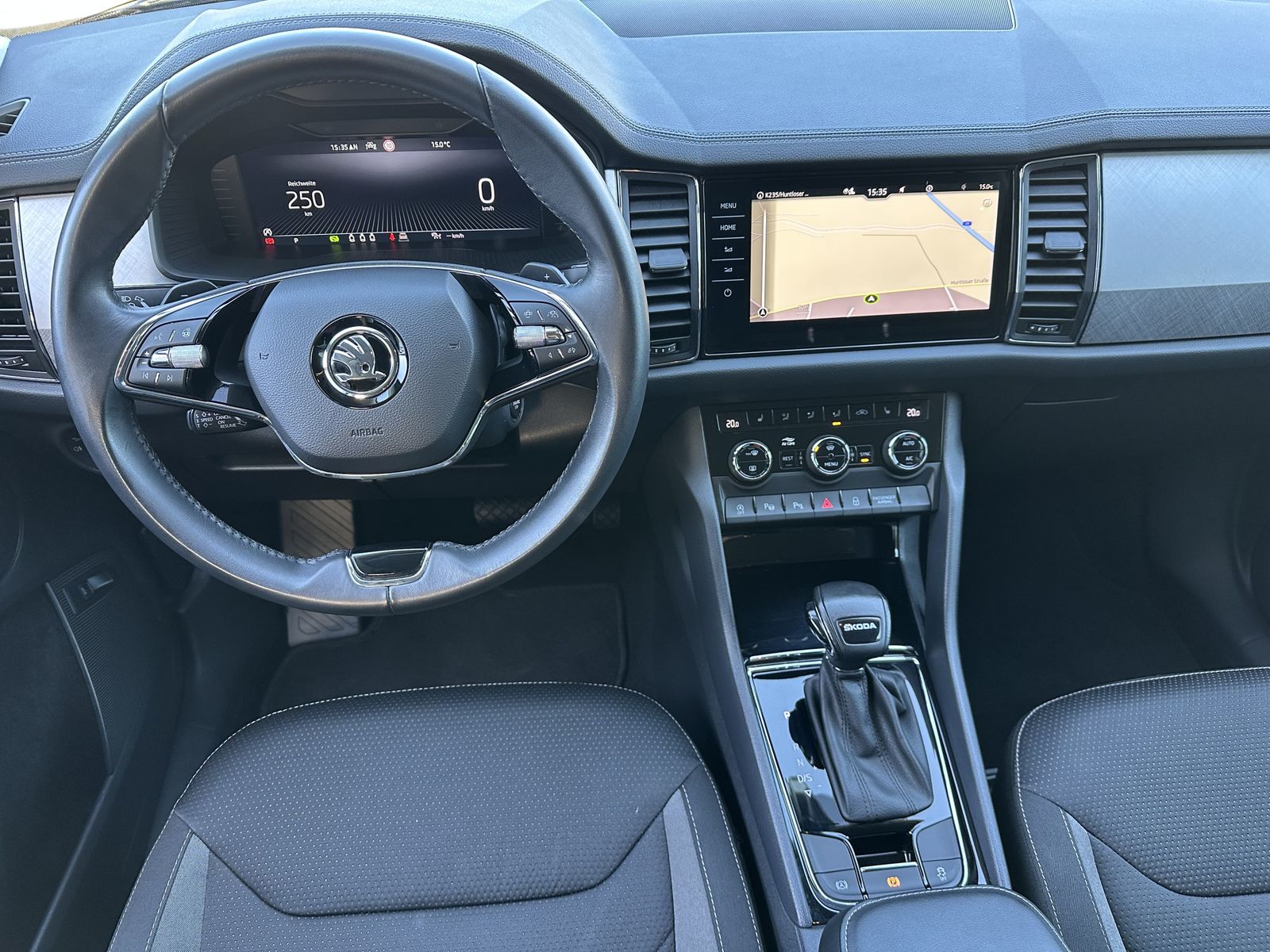 Fahrzeugabbildung SKODA Kodiaq 2.0 TDI DSG Tour NAV+LED+KAMERA+19ZO+ACC
