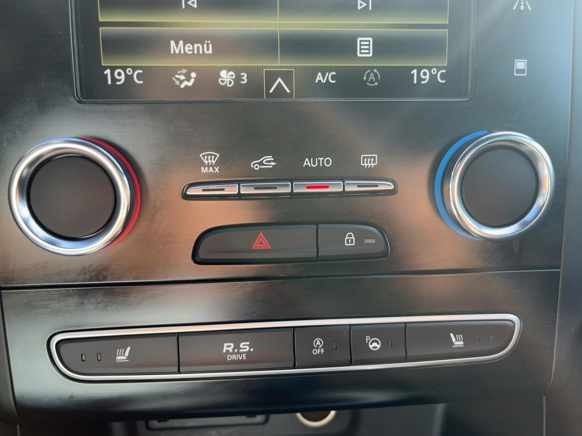 Fahrzeugabbildung Renault Megane R.S. TROPHY TCe 300 EDC R.S. Monitor HUD - mit KI generiert/bearbeitet