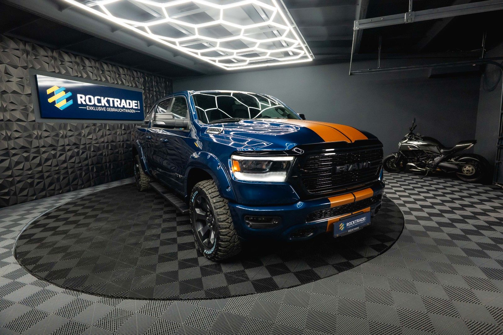 Fahrzeugabbildung Dodge RAM 5.7 V8 HEMI 4x4 OFFROAD Night-Paket *LED*19%