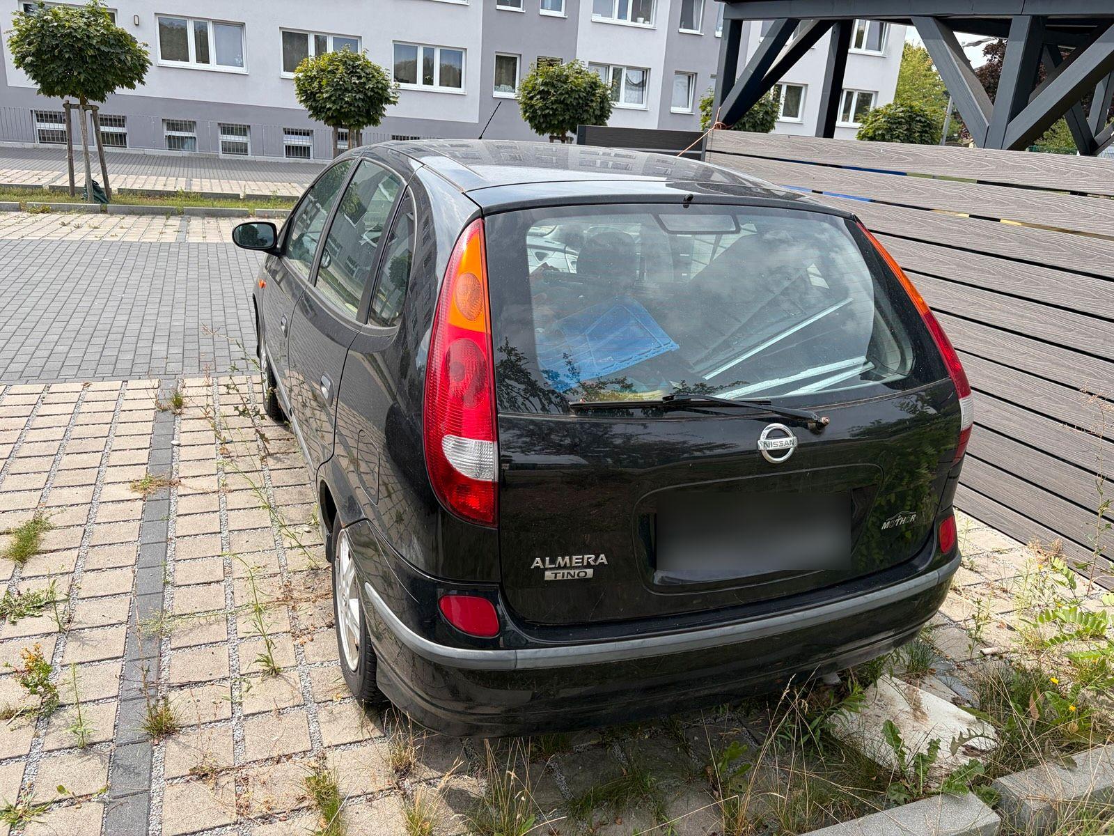 Nissan Almera Tino 2004 — interior