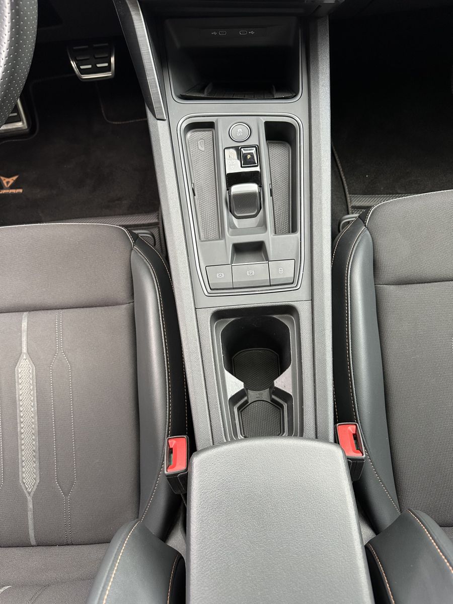 Fahrzeugabbildung CUPRA Leon 1.4 eHybrid DSG VZ NAV+LED+PANORAMA+19ZOLL