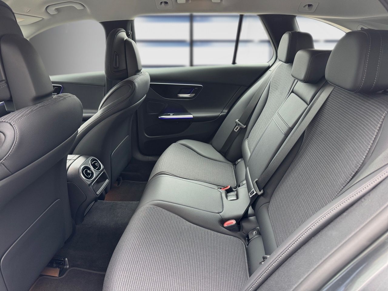 Fahrzeugabbildung Mercedes-Benz C 300 de T AVANTGARDE+AHK+MEMORY+LHZG+AMBIENTE+