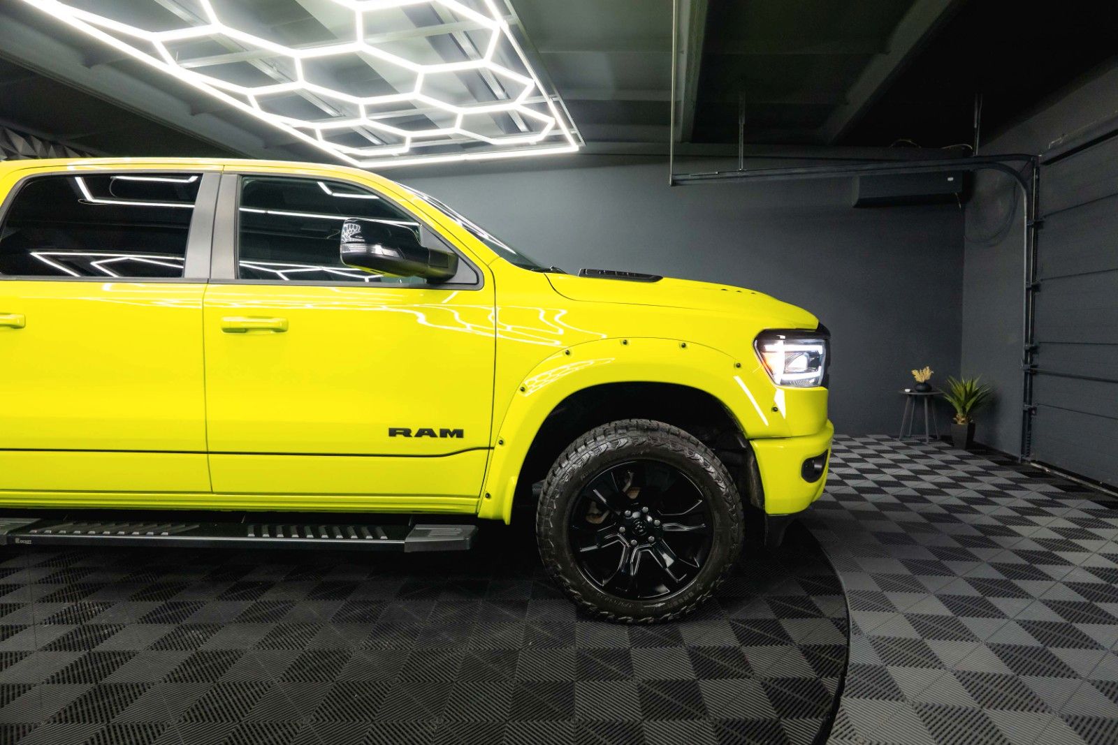 Fahrzeugabbildung Dodge RAM 5.7 V8 4x4 OFFROAD ACID YELLOW Edition LED