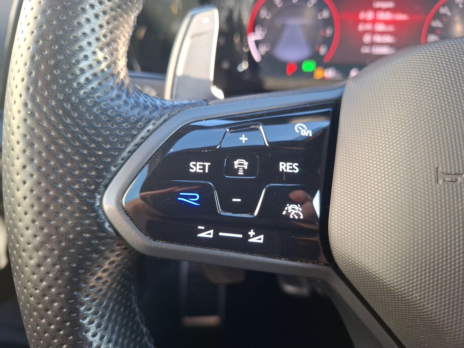 Fahrzeugabbildung Volkswagen Golf VIII Variant R DSG 4M Matrix Navi AID ACC R