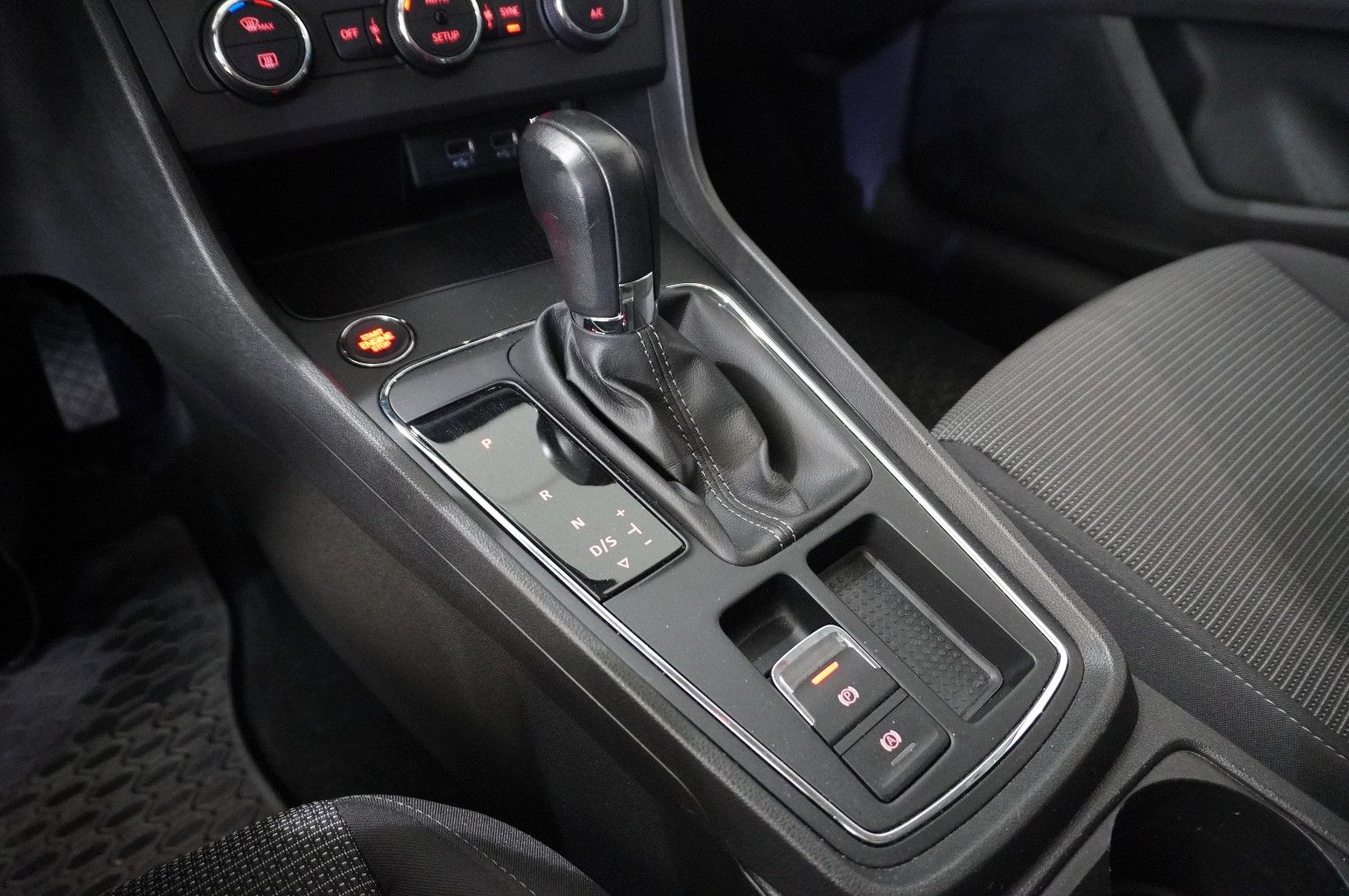 Fahrzeugabbildung SEAT Leon ST 1.6 TDI STYLE DSG NAVI/LED/KAMERA/SH/AHK