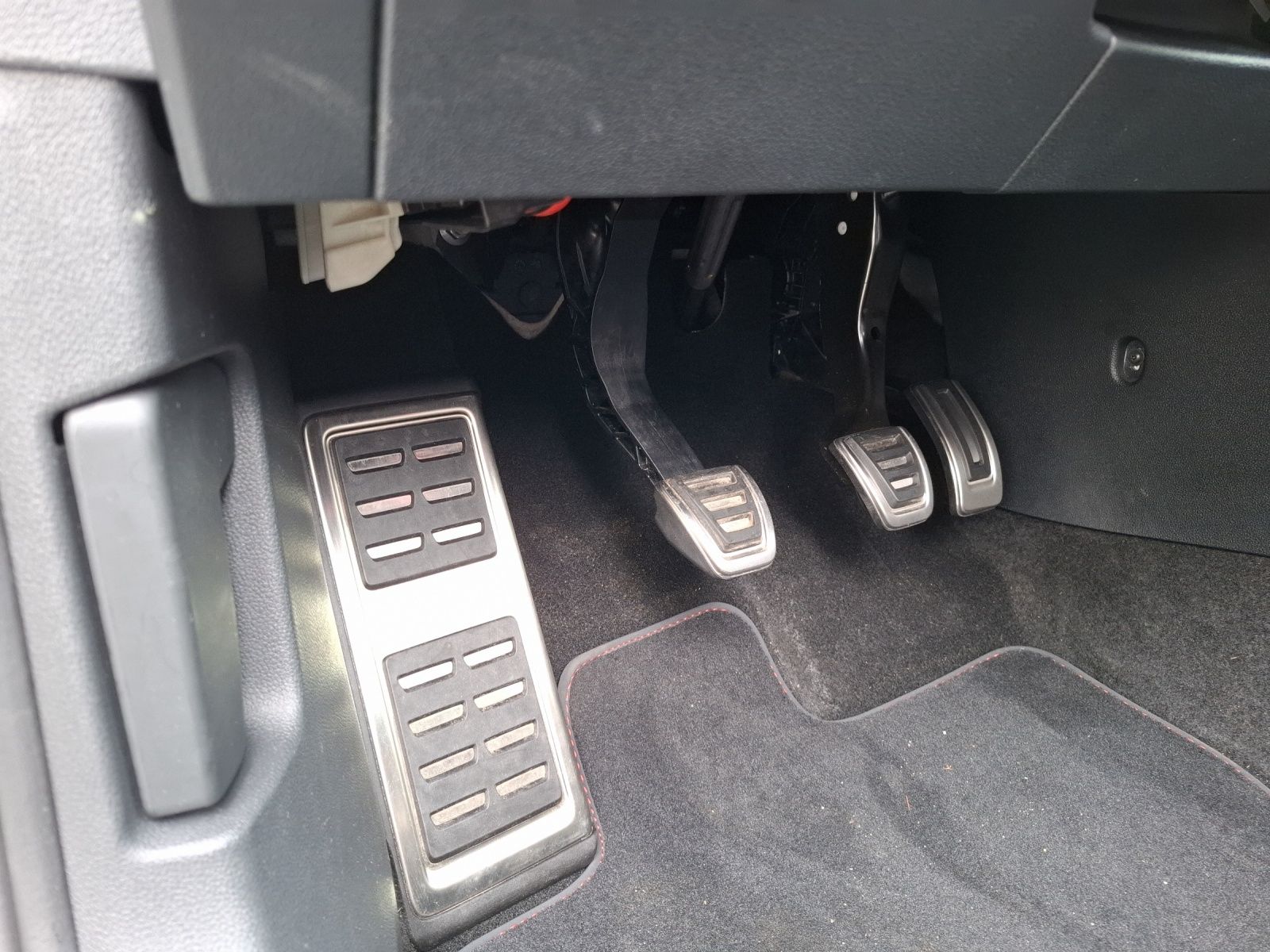 Fahrzeugabbildung Volkswagen Golf VIII GTI 1,99% Matrix AHK Navi AID RFK 19"