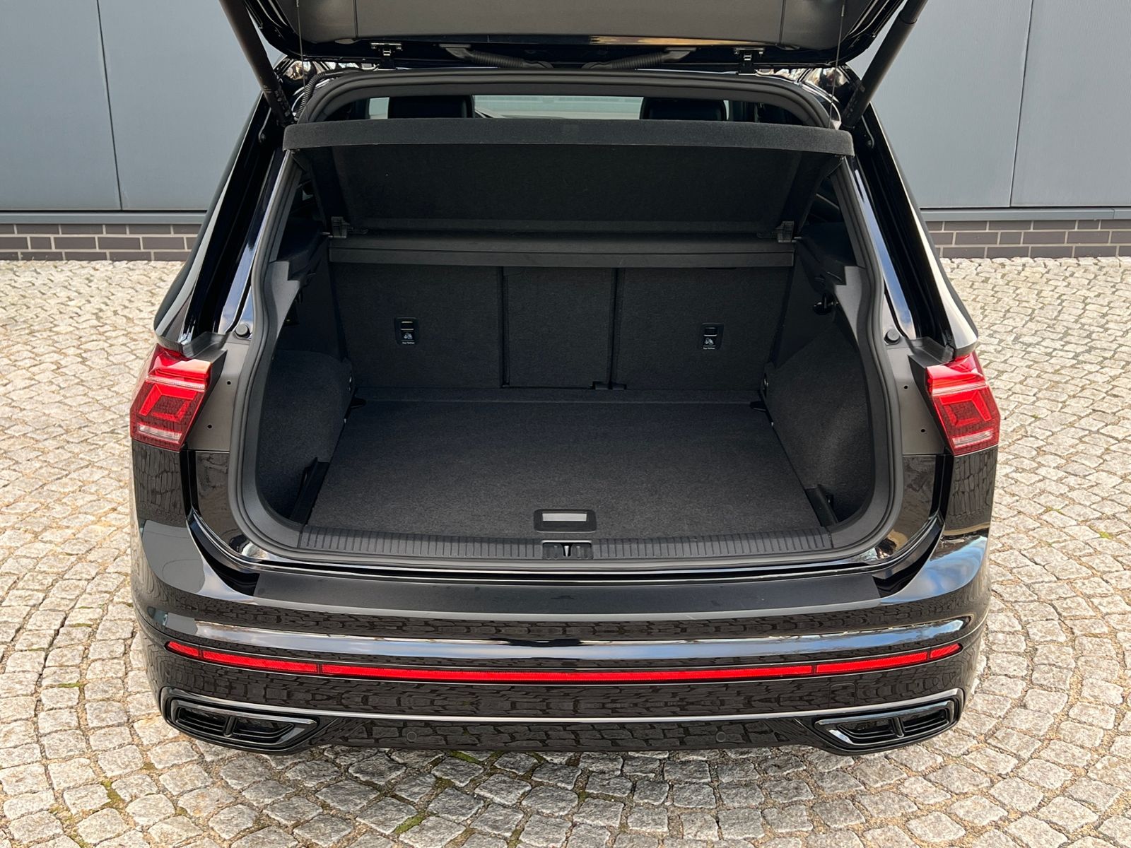 Fahrzeugabbildung Volkswagen Tiguan R-Line 1.5 TSI DSG *AHK, IQ-Light, Black