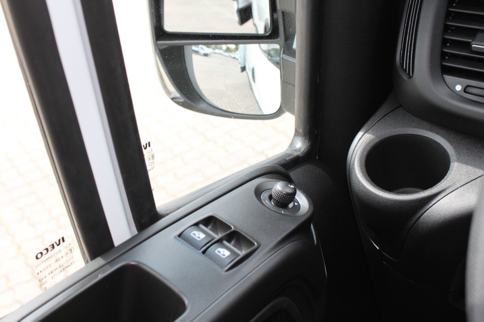 Fahrzeugabbildung Iveco Daily KaWa Aut. 3.0 D Holzb./Verkleidung/Airline