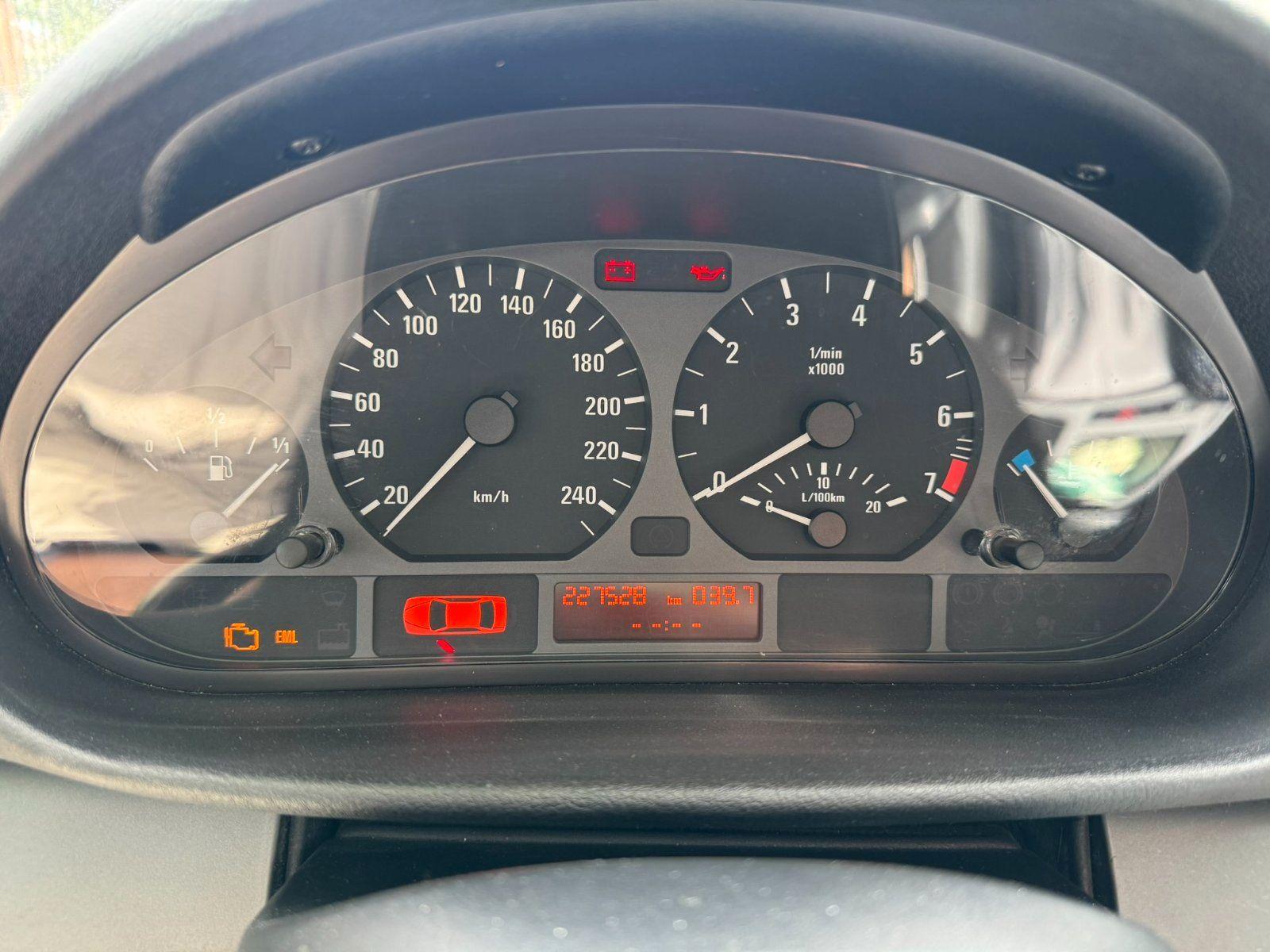 BMW 318 2004 — interior