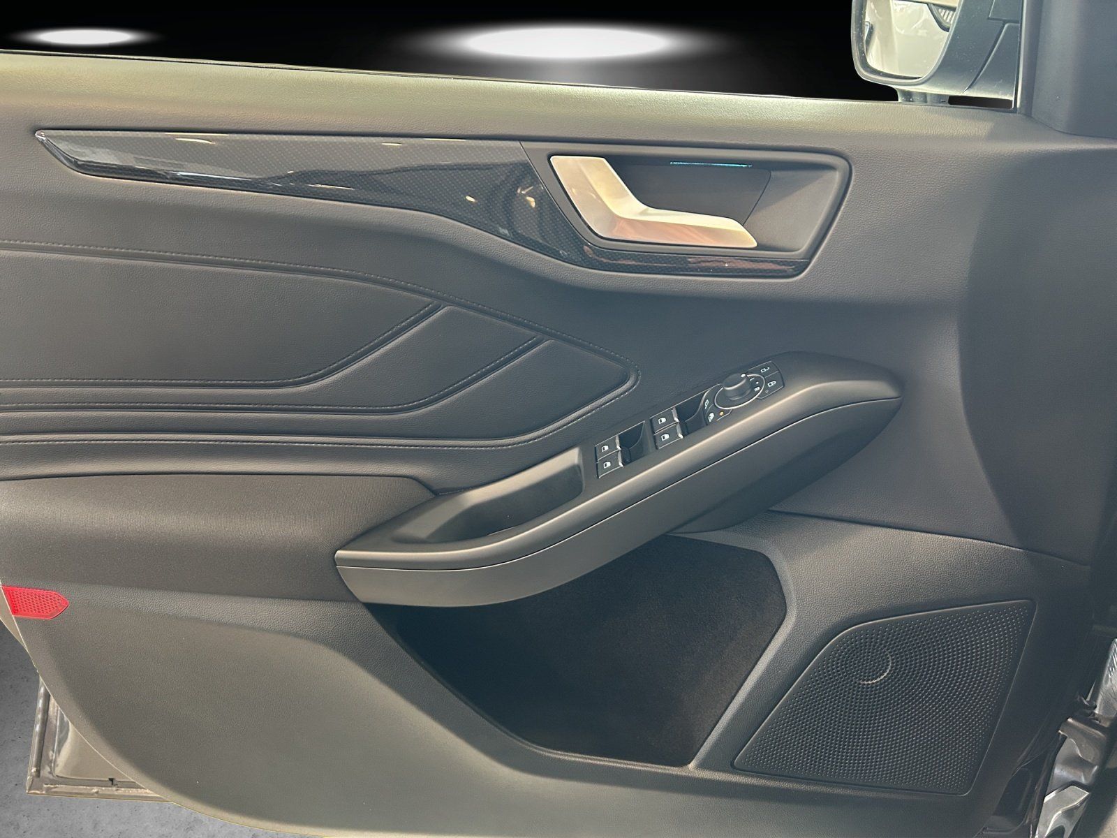 Fahrzeugabbildung Ford Focus 1.0 ST-Line X Aut./LED/ACC/KAMERA/AHK/NAVI