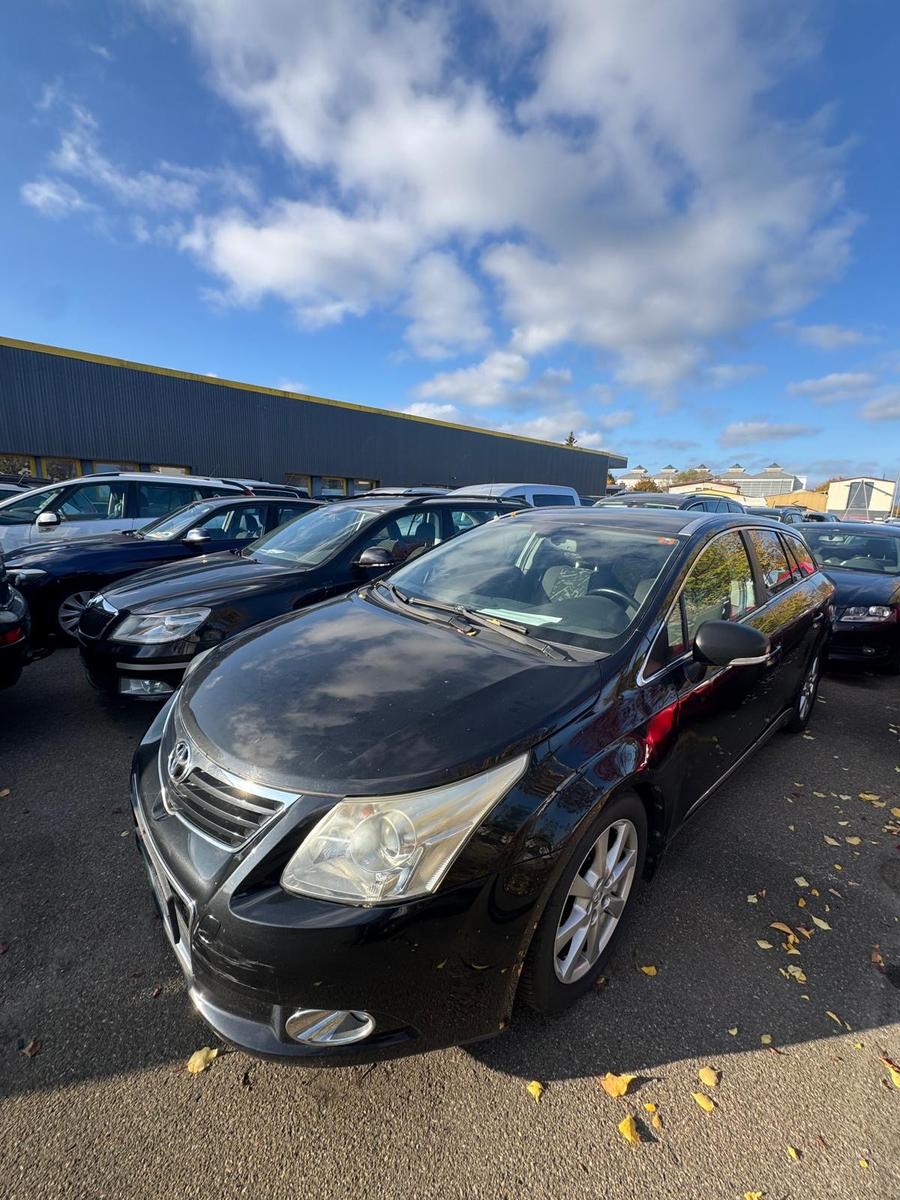 Toyota Avensis 2009 — салон