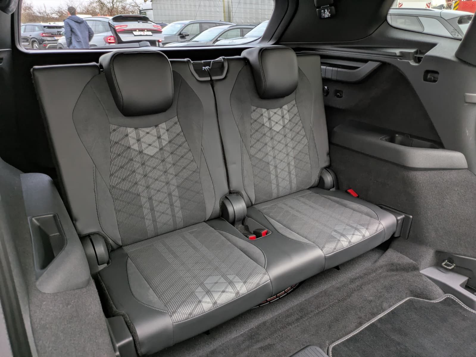Fahrzeugabbildung Volkswagen Tayron 2.0 TDI 4M R-Line BLACK*7Si*MATRIX*PANO