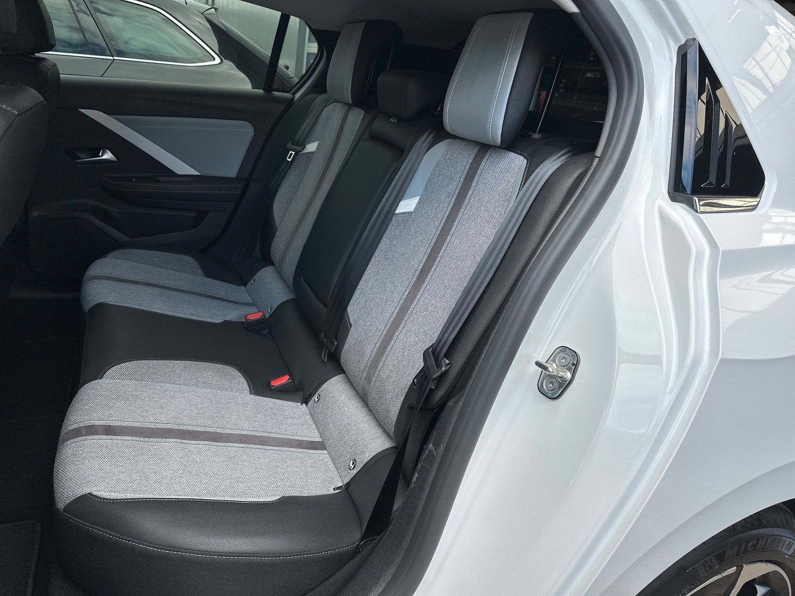 Fahrzeugabbildung Opel Astra 1.5 D Automatik Business Elegance NAV+LED