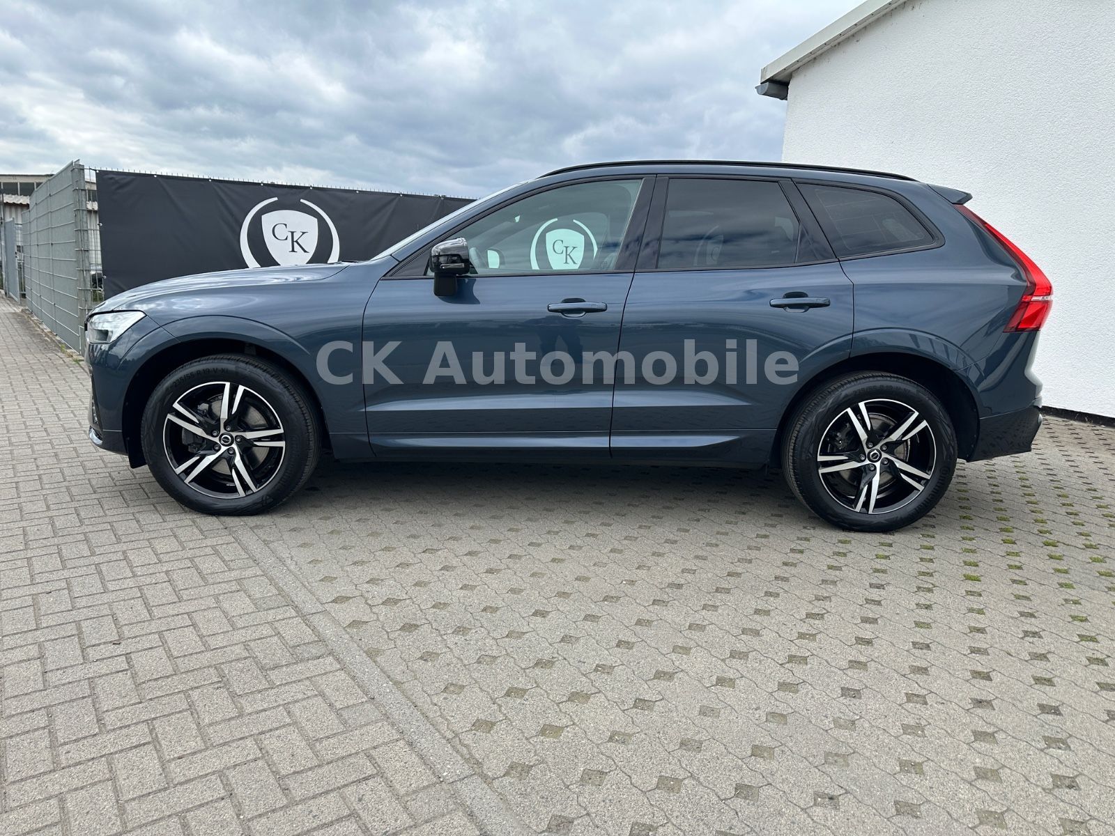 Fahrzeugabbildung Volvo XC60 B4 R Design 2WD/Navi/Pano/Kamera/LED