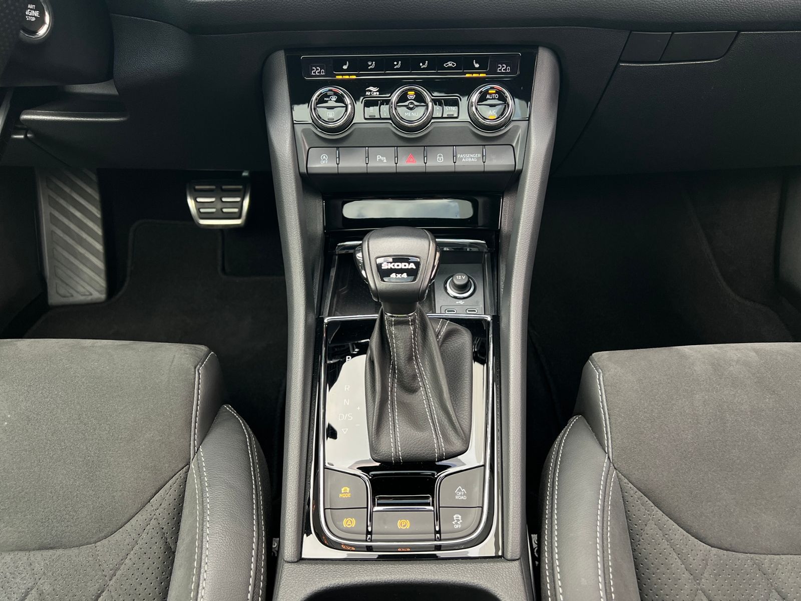 Fahrzeugabbildung SKODA Kodiaq Sportline 2.0 TDI DSG 4x4 *AHK,Pano,Stand