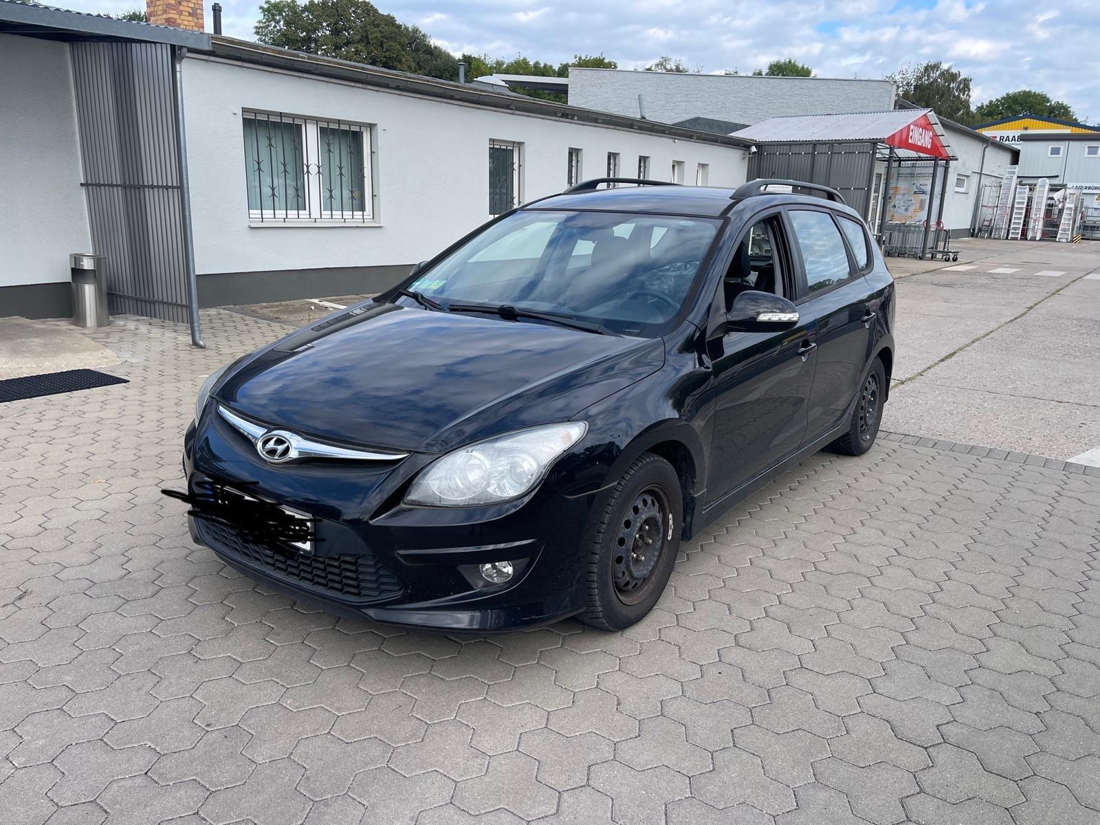 Hyundai i30 2011 — rear view