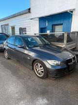 BMW E90 320D TÜV 01/2027 Motor raucht weiß - BMW 320 aus 2005: 320d