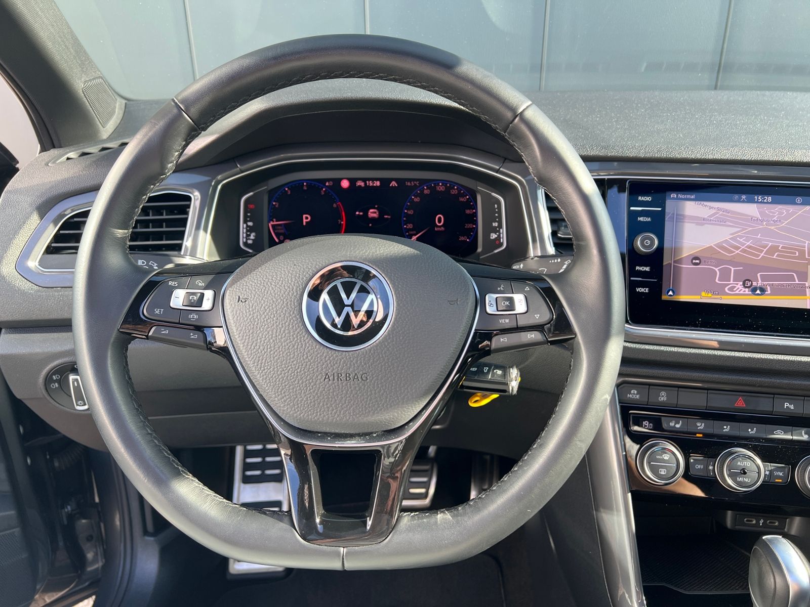 Fahrzeugabbildung Volkswagen T-Roc Sport 1.5 TSI DSG R-Line *AHK, Panoramadac