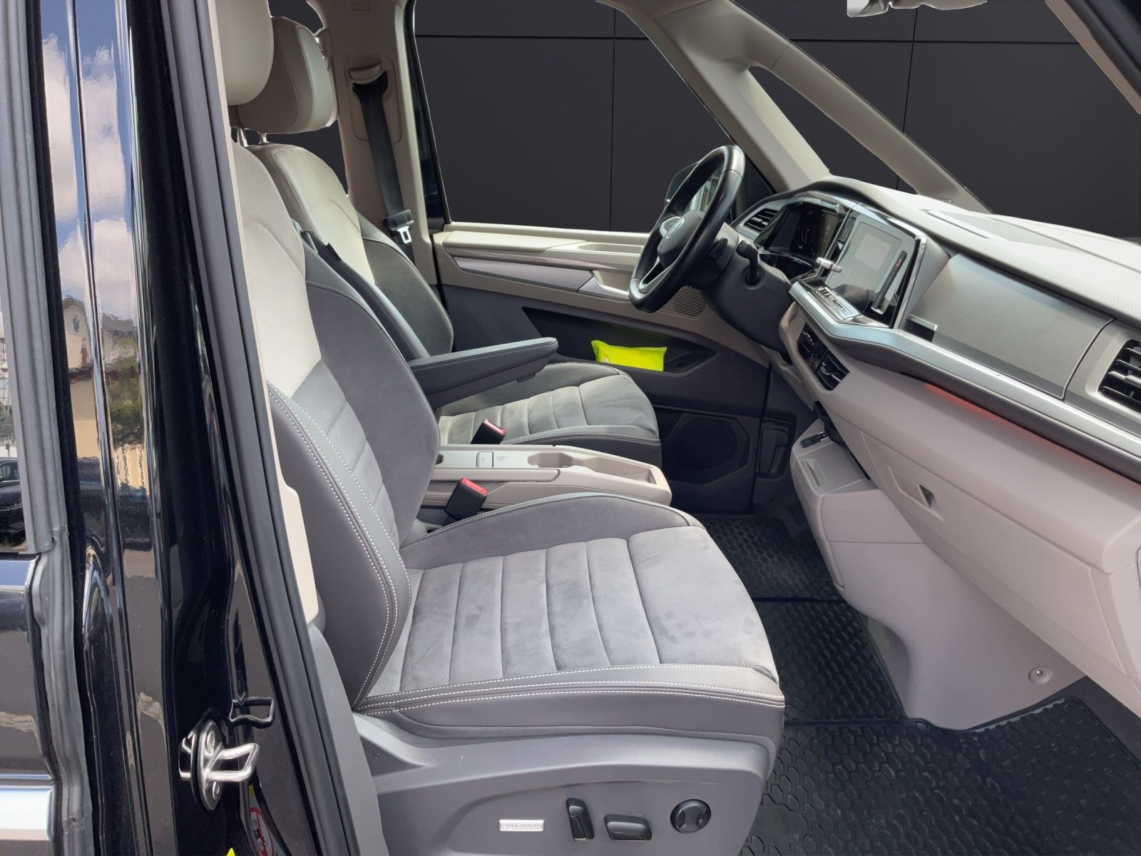 Fahrzeugabbildung Volkswagen T7 Multivan 2.0 TDI Style AHK Matrix Standhzg SH