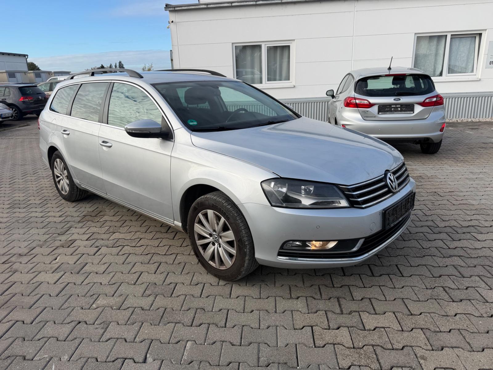 Volkswagen Passat 2010 — салон
