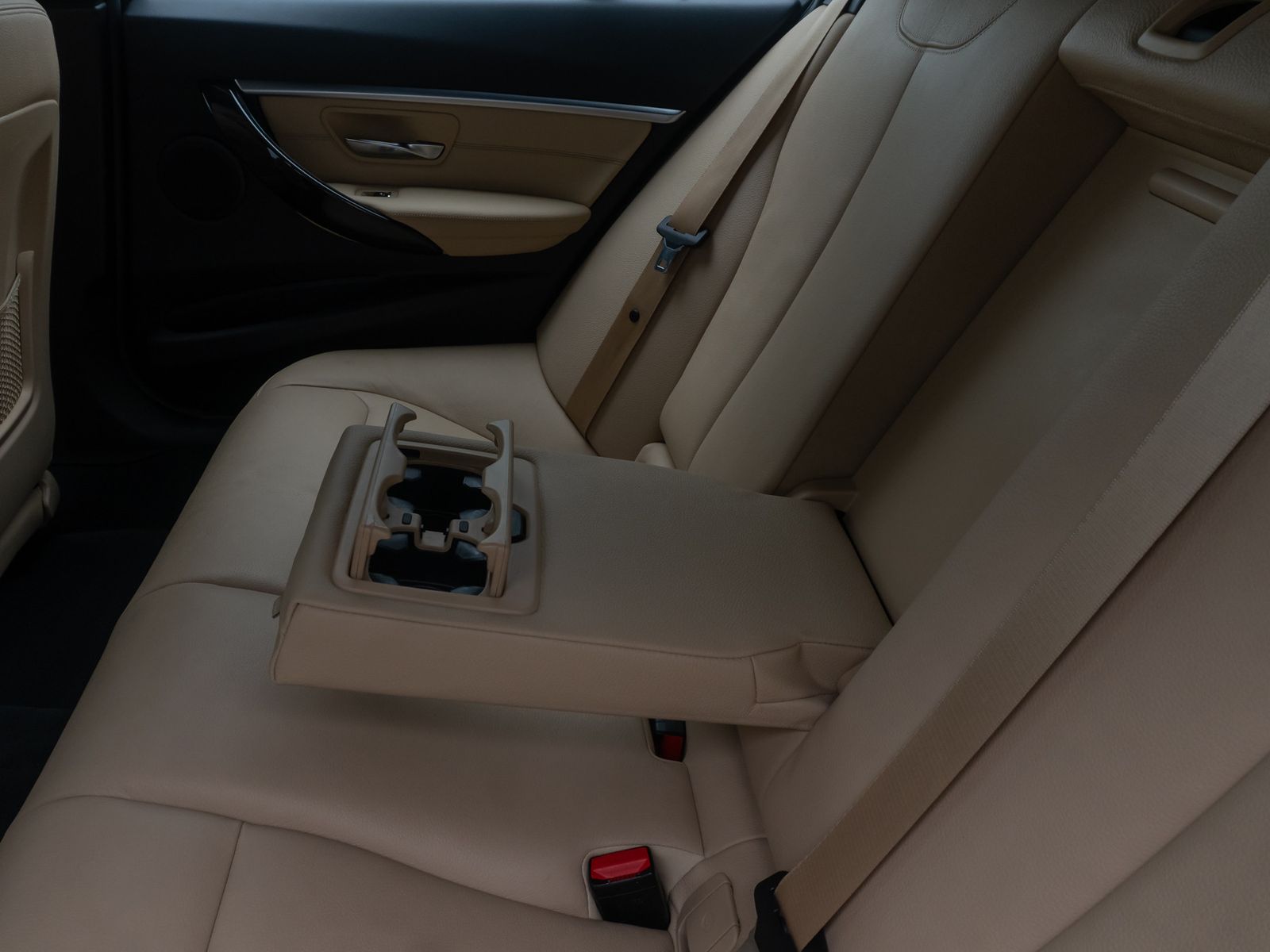 Fahrzeugabbildung BMW 320d SportLine Kamera HiFi NaviPro Alarm Komfort