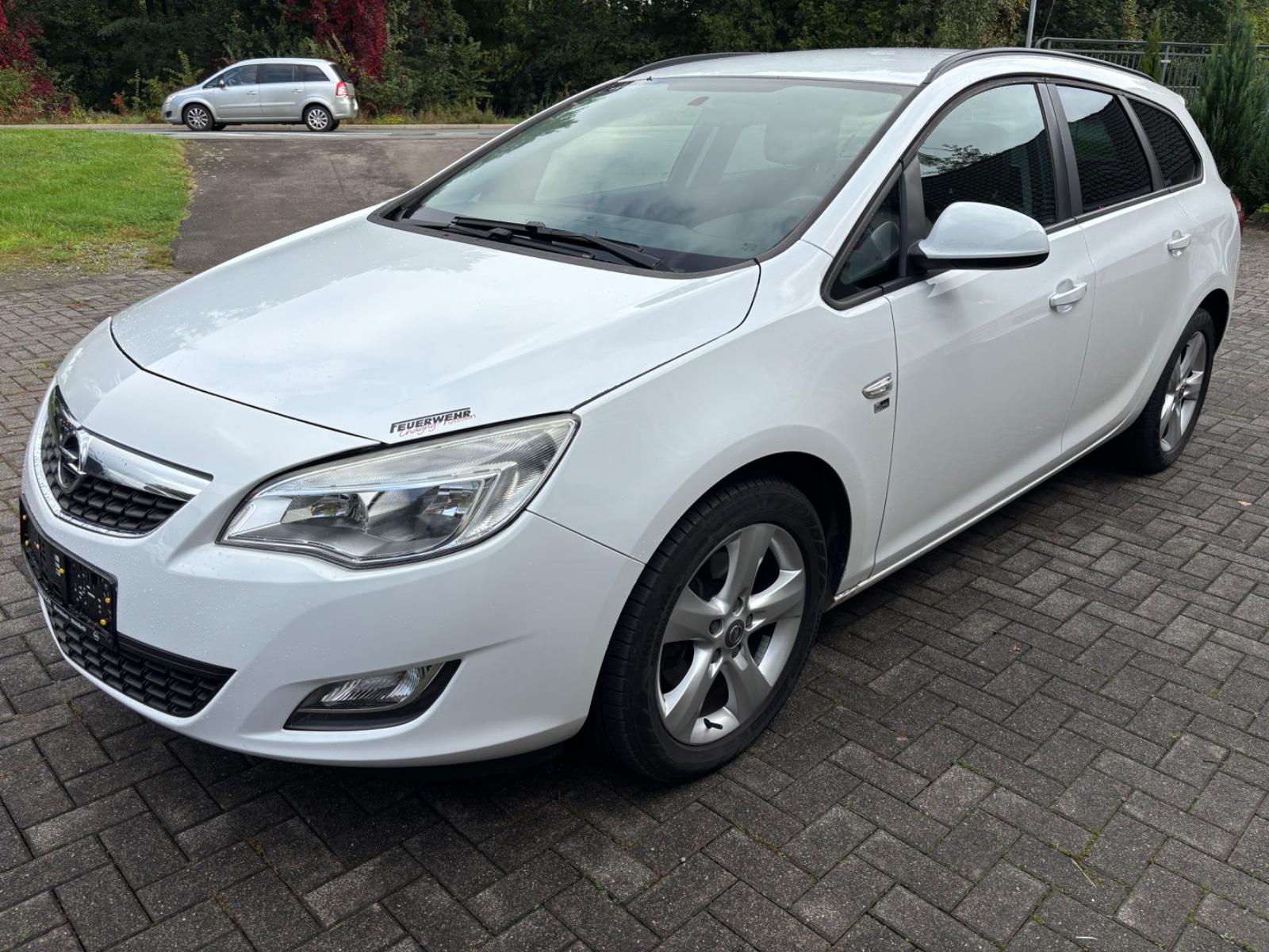 Opel Astra 2012 — салон