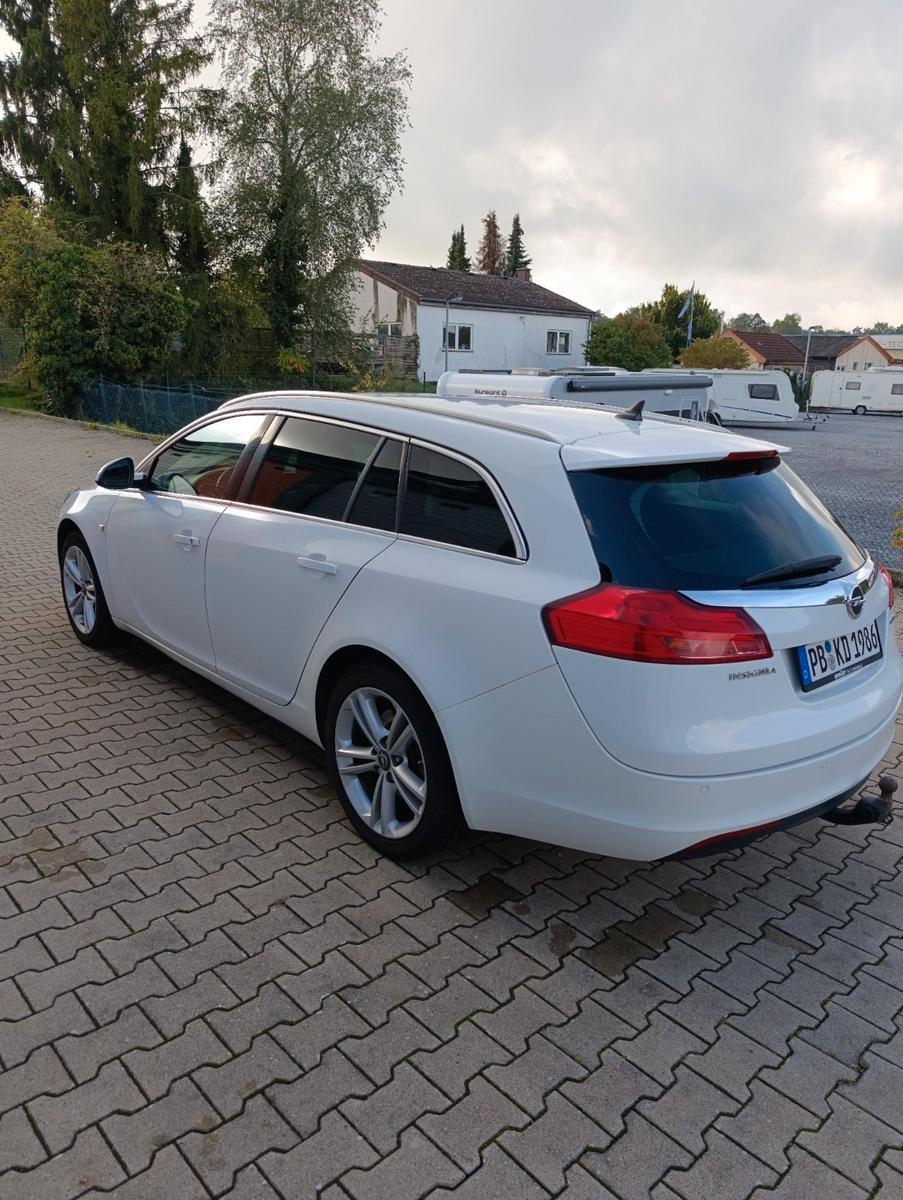 Opel Insignia 2011 — rear view