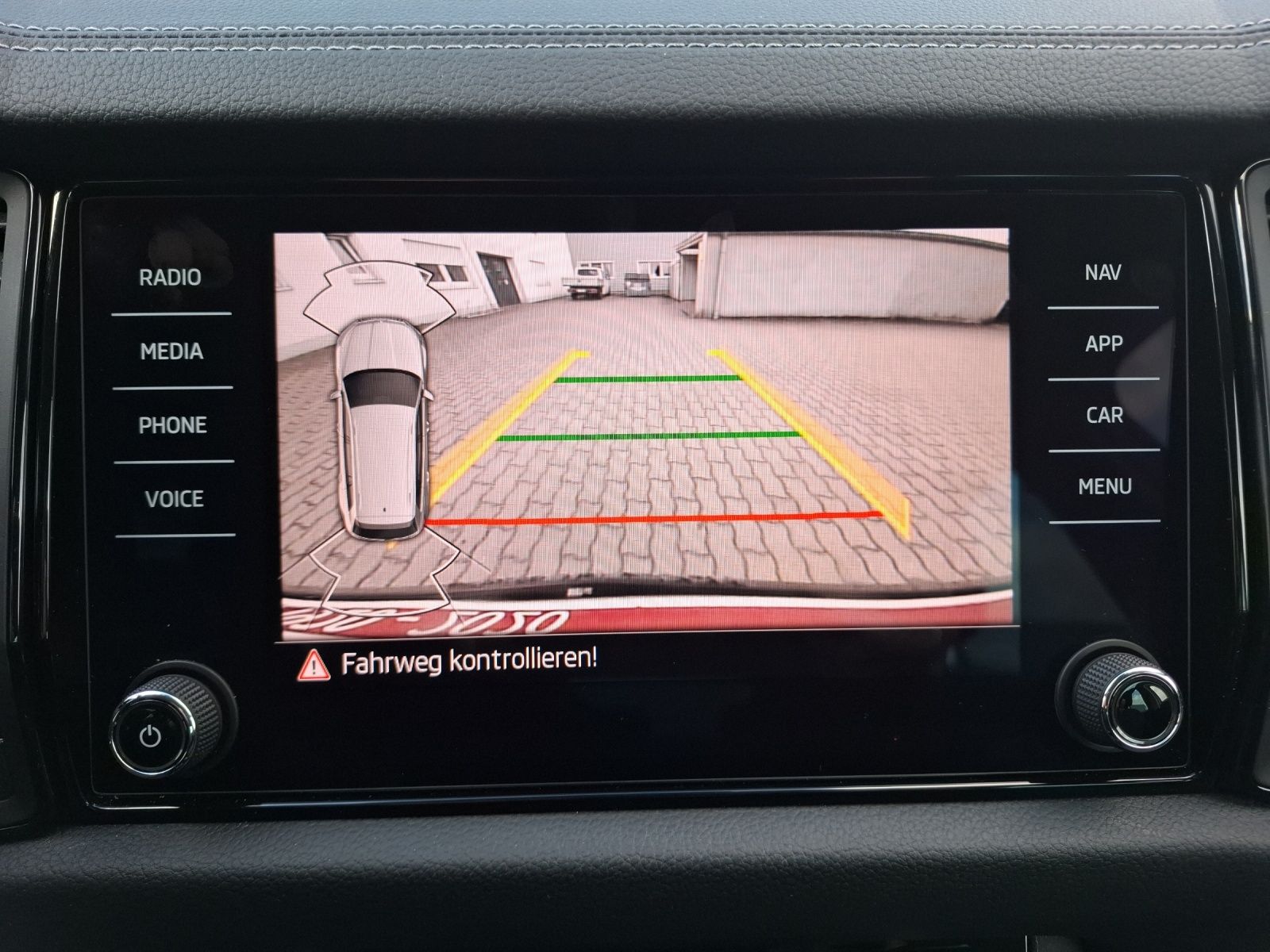 Fahrzeugabbildung SKODA Kodiaq TSI Clever Matrix AHK Navi ACC RFK SH 19"