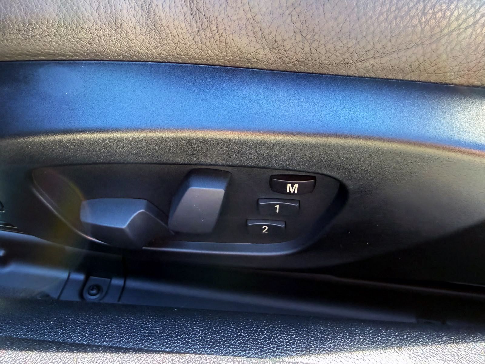 Fahrzeugabbildung BMW 335i E93 Cabrio Automatik PDC SHZ MEMORY NAV BT