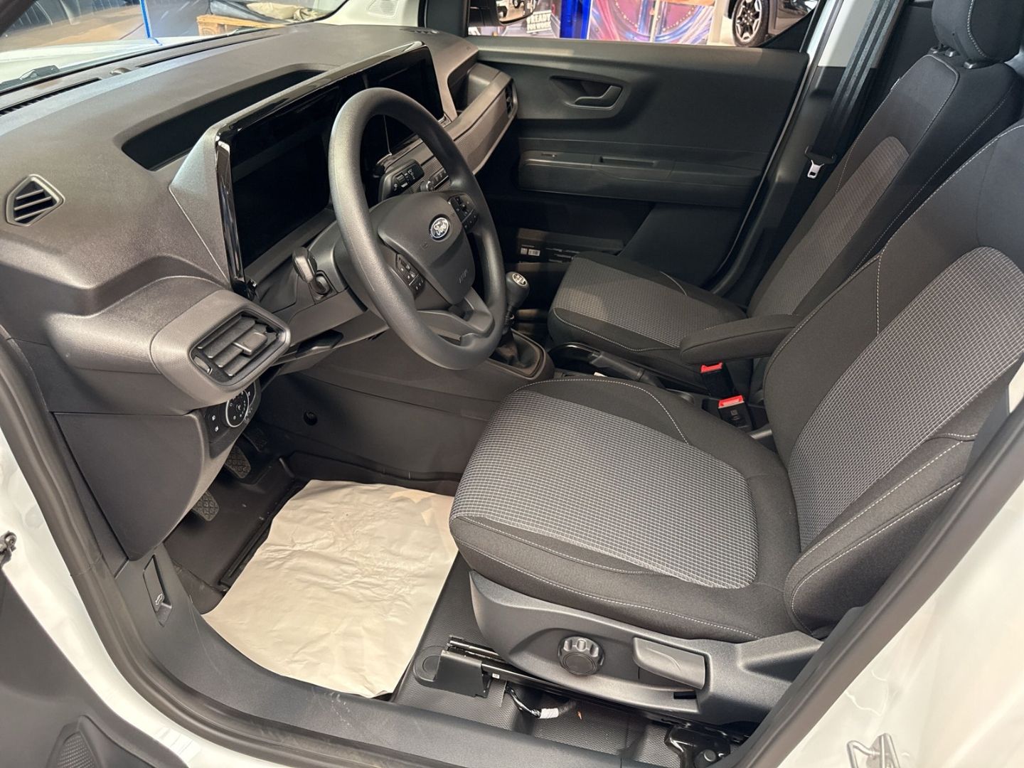 Fahrzeugabbildung Ford Transit Courier Trend AHK Apple CarPlay Android