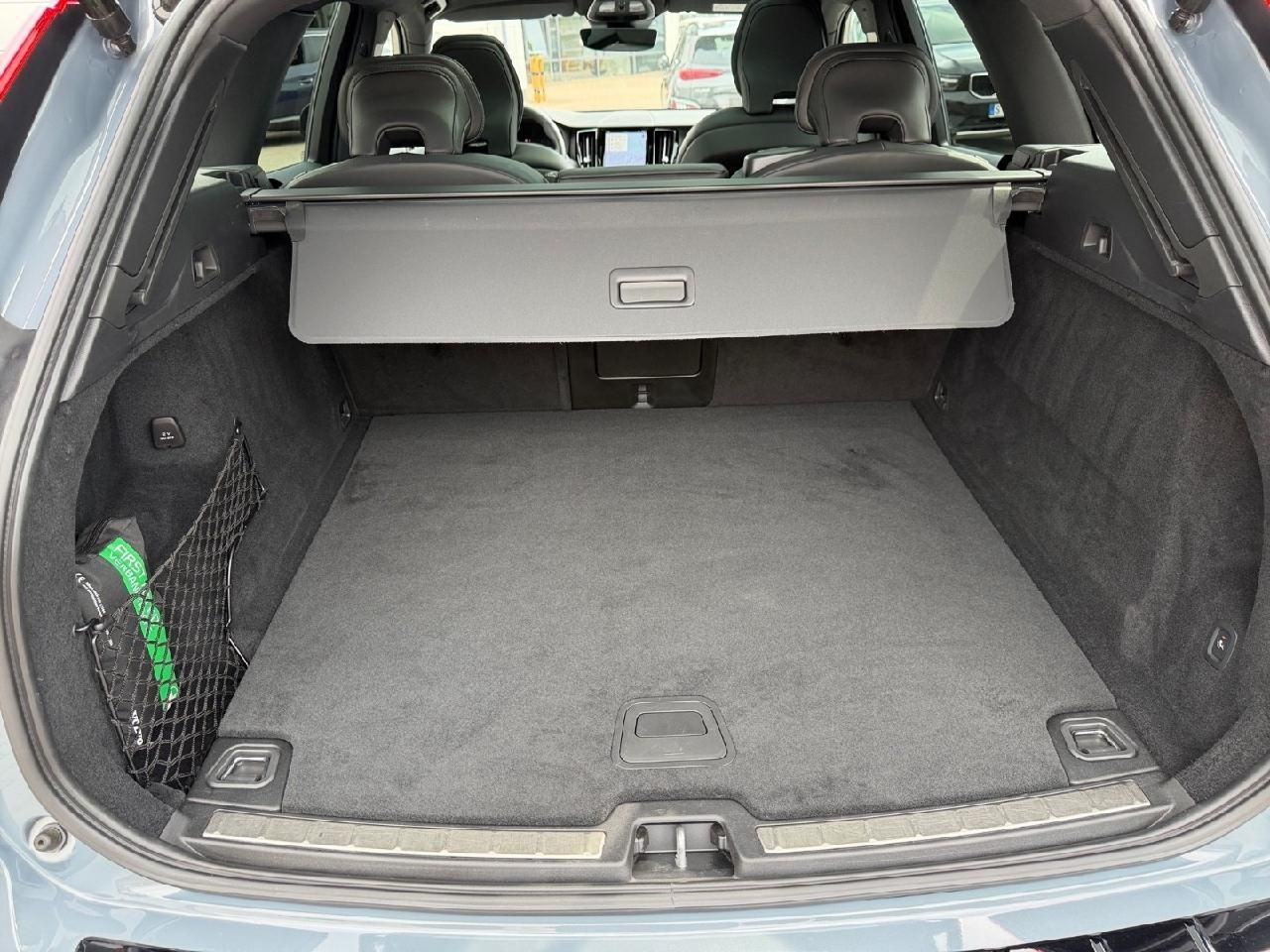 Fahrzeugabbildung Volvo XC60 B4 Diesel Plus Dark 2WD