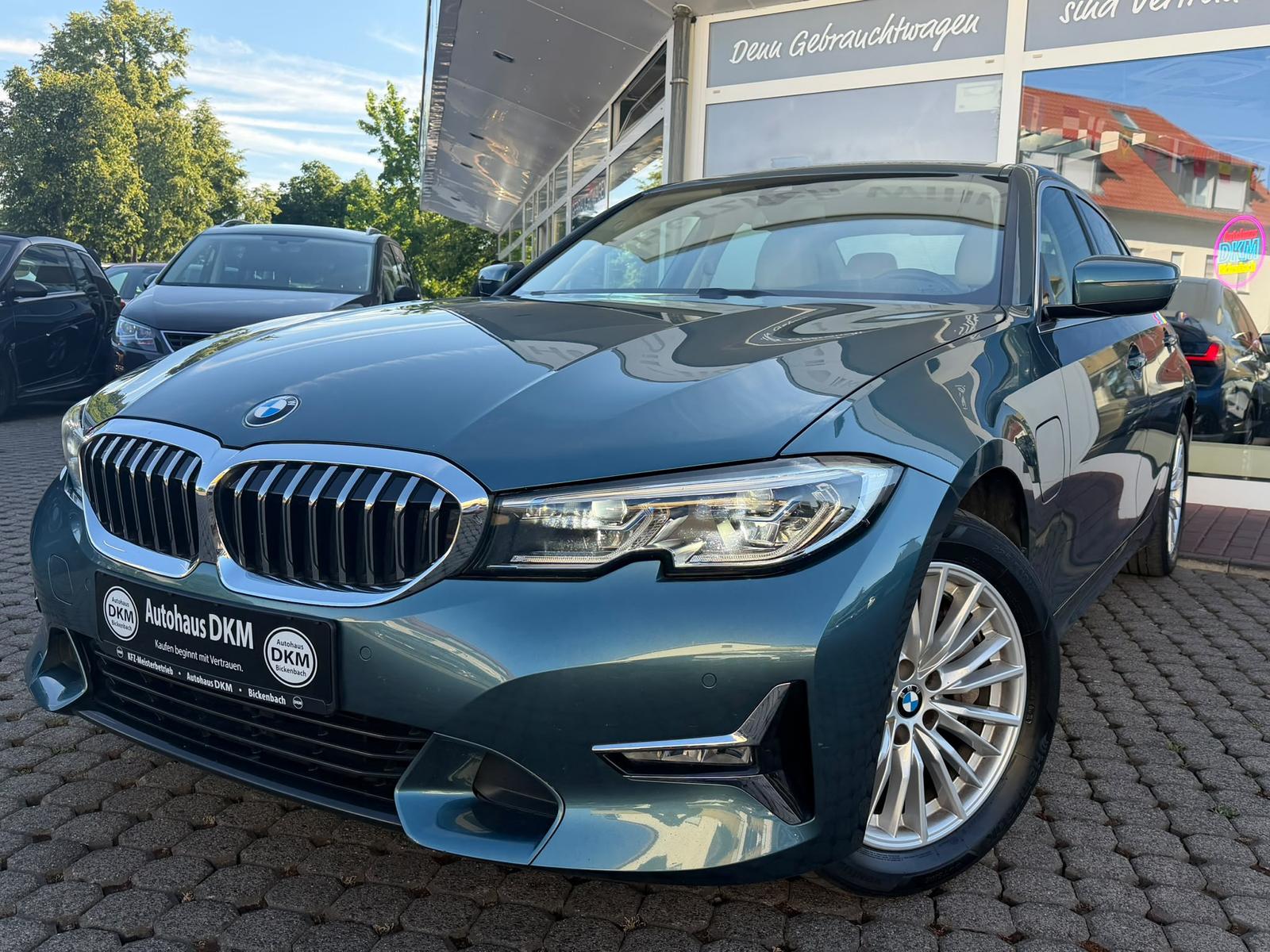 BMW 3 330 e Luxury Line/INDIVIDUAL/Navi/TÜVNeu
