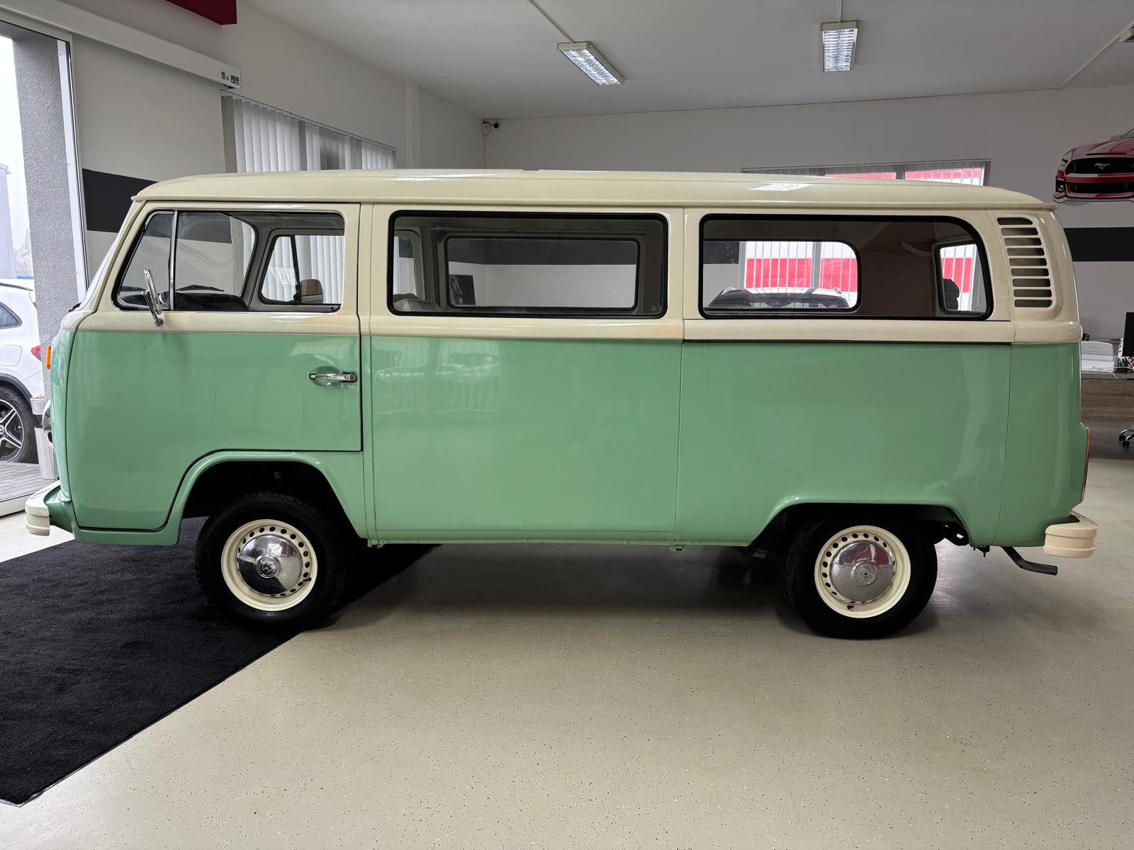 Fahrzeugabbildung Volkswagen T2 Fensterbus 9 Sitzer H-Zulassung frame off