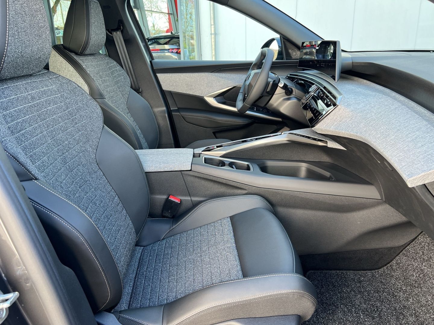 Fahrzeugabbildung Peugeot 3008 Allure HYBRID 145 e-DSC6  Navi AHK CarPlay