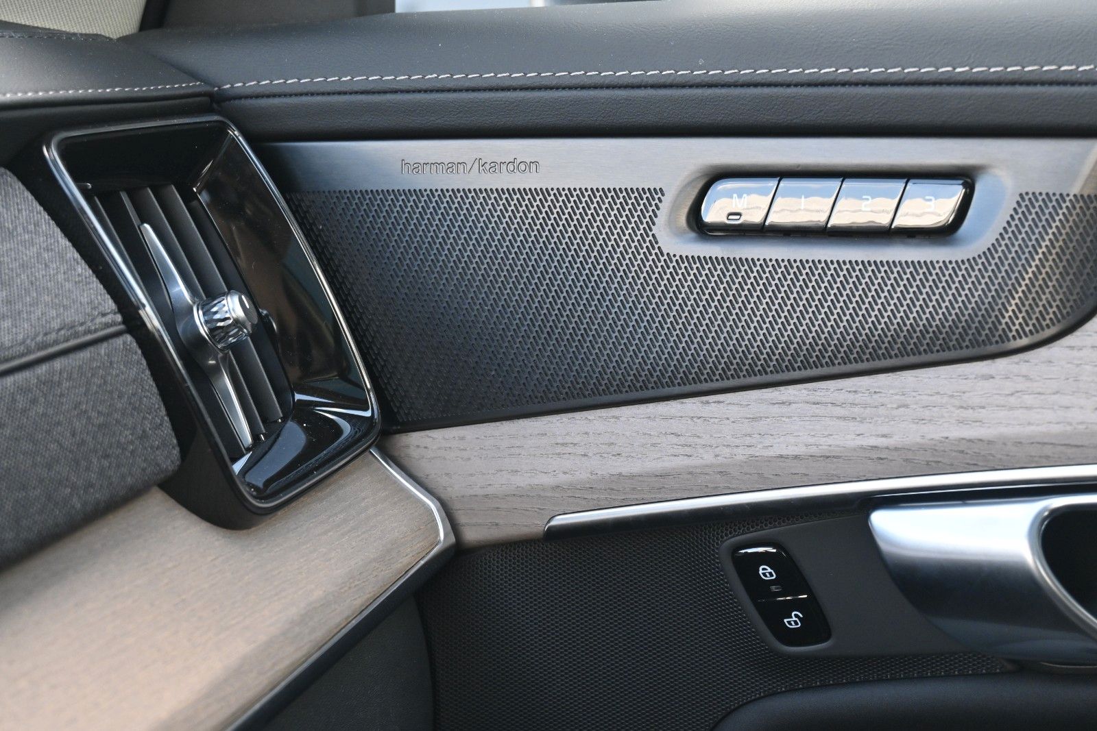 Fahrzeugabbildung Volvo XC90 T8 AWD Plus Dark*PANO*360°*HuD*H&K*ACC