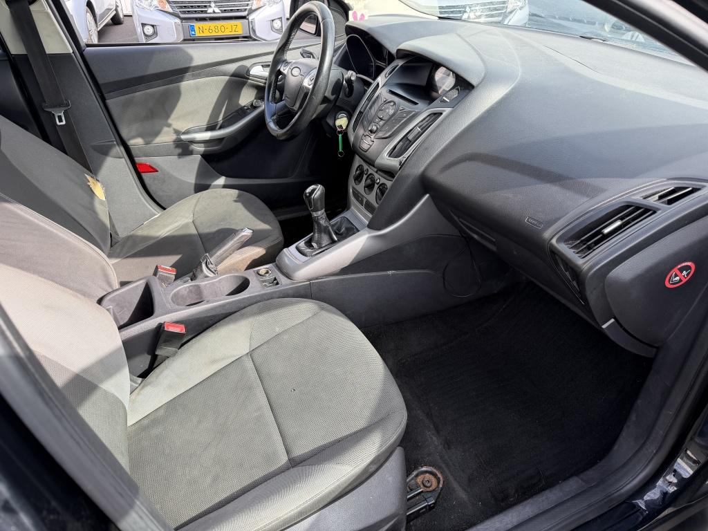 Ford Focus 2012 — interior