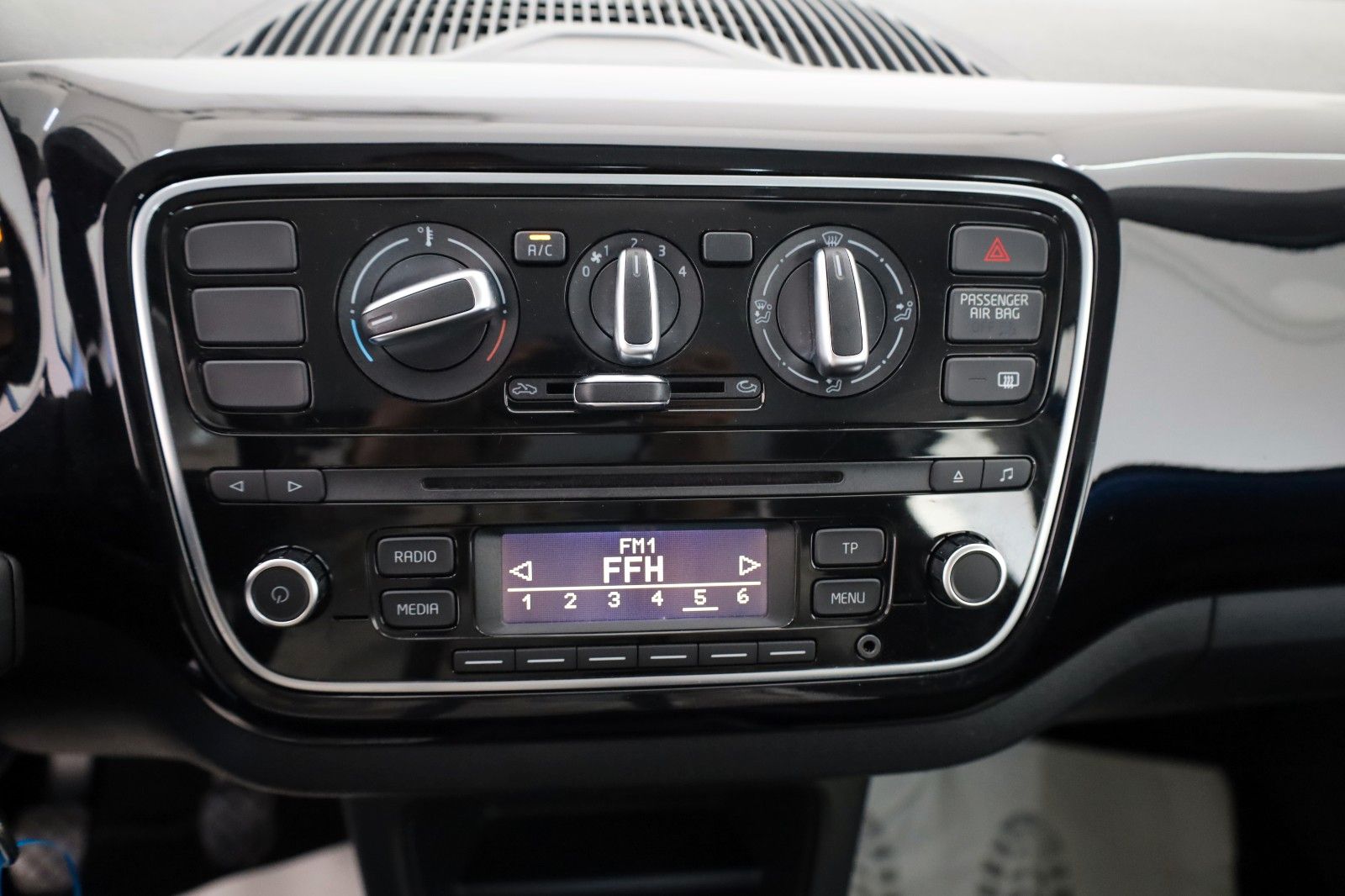 Fahrzeugabbildung Volkswagen up! high up! Klima, 8-fach bereift