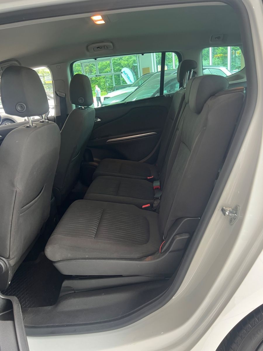 Fahrzeugabbildung Opel Zafira C Active * 7.SITZER * AUTOMATIK *