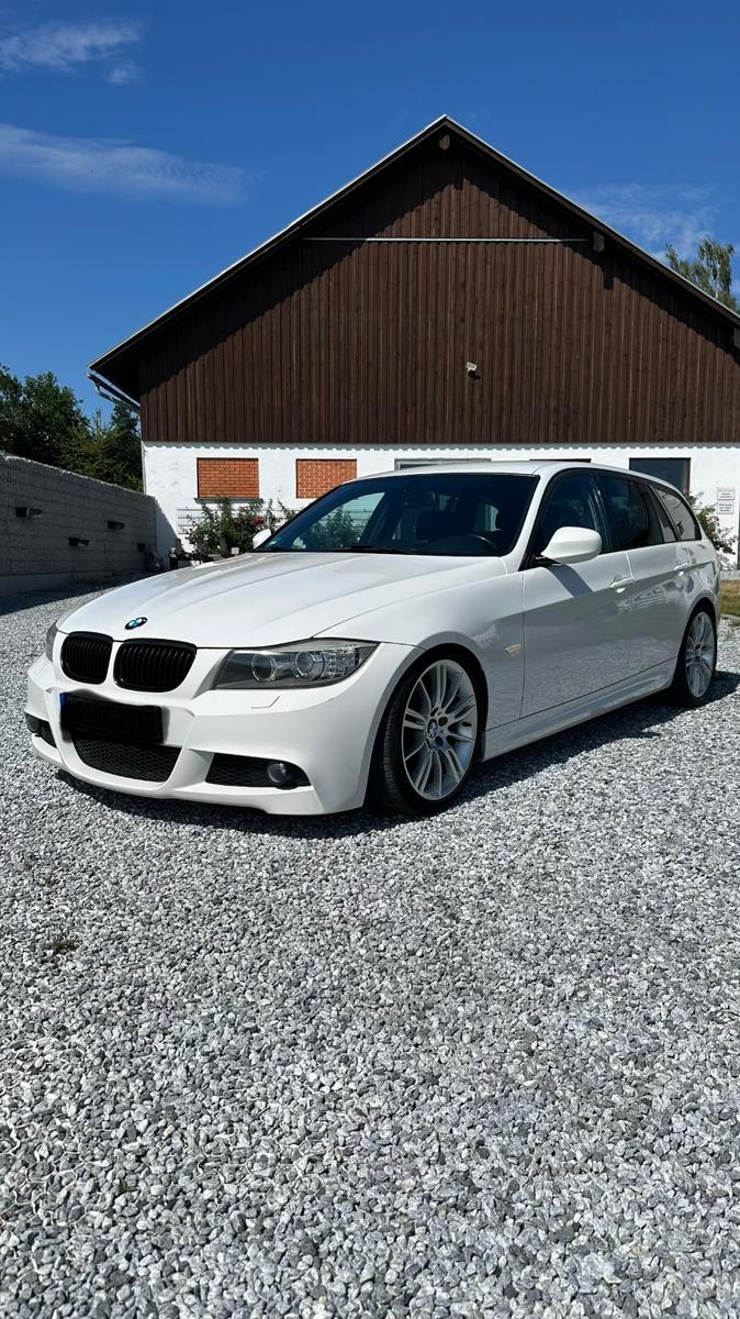BMW 320 2011 — interior
