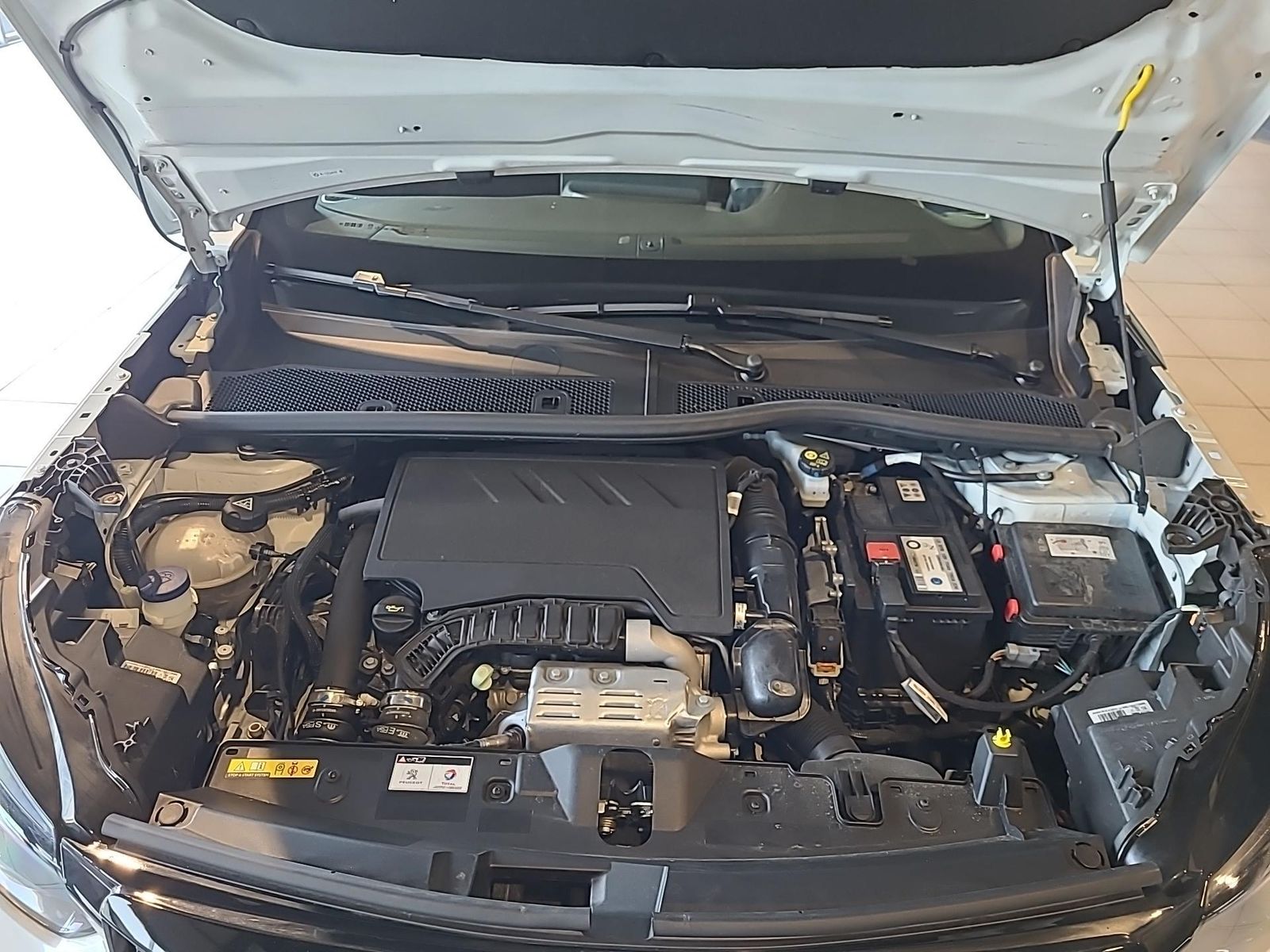 Fahrzeugabbildung Peugeot 2008 GT +180KAMERA+SHZ+NAVI+PANO+LANEASSIST+
