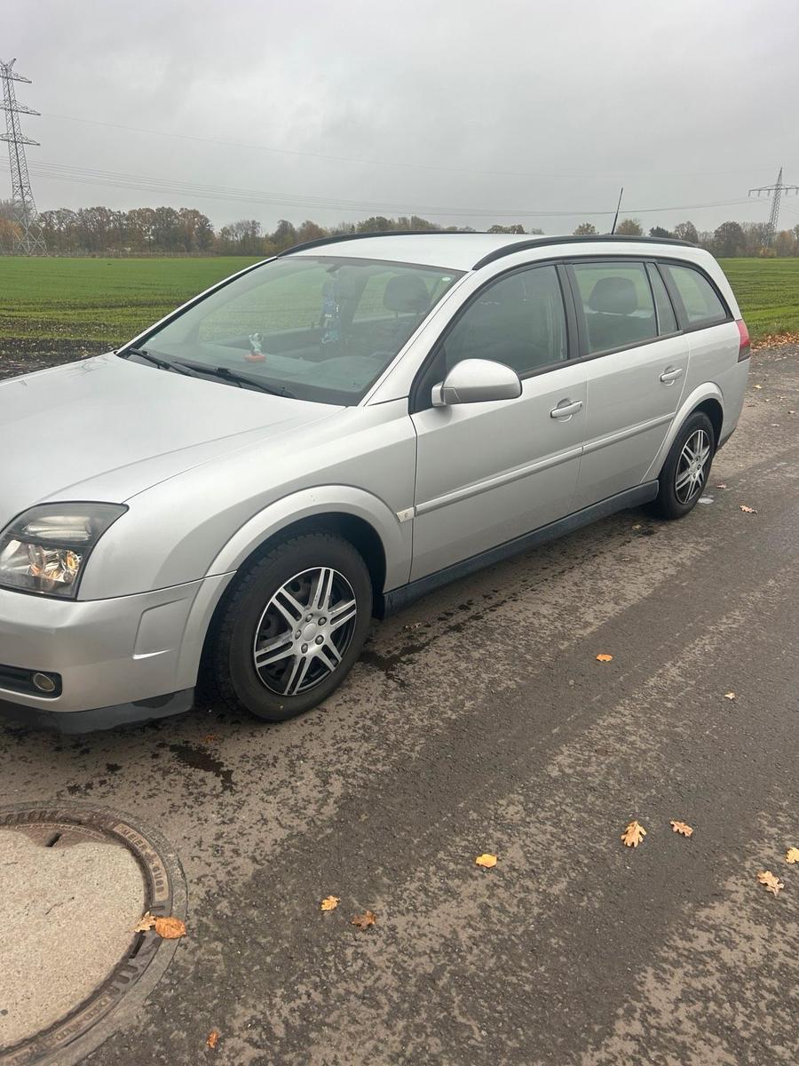Opel Vectra 2005 — rear view