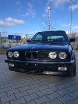 BMW 320 e30 Cabriolet Vollrestauriert - BMW 320 aus 1988 mit Benzin-Antrieb: Cabrio