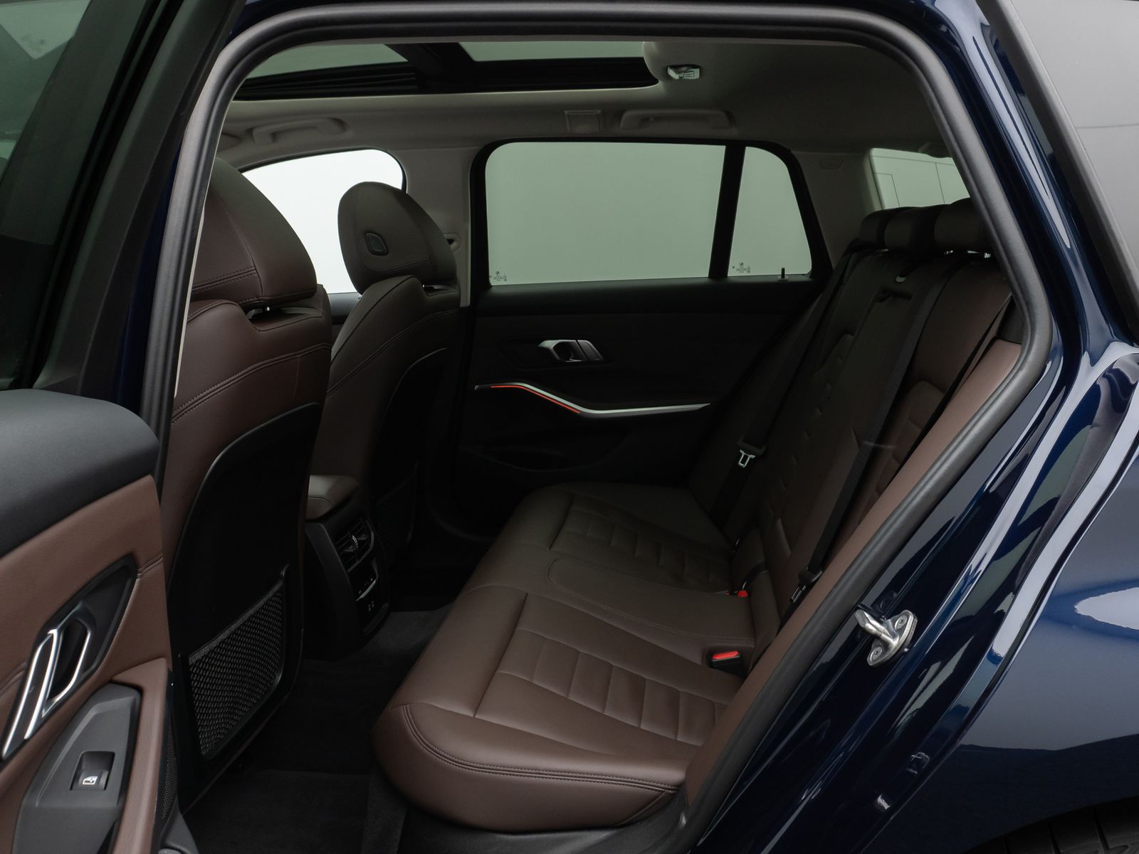 Fahrzeugabbildung BMW 330e Sport Line Panorama HUD DAB HiFi PDC Alarm