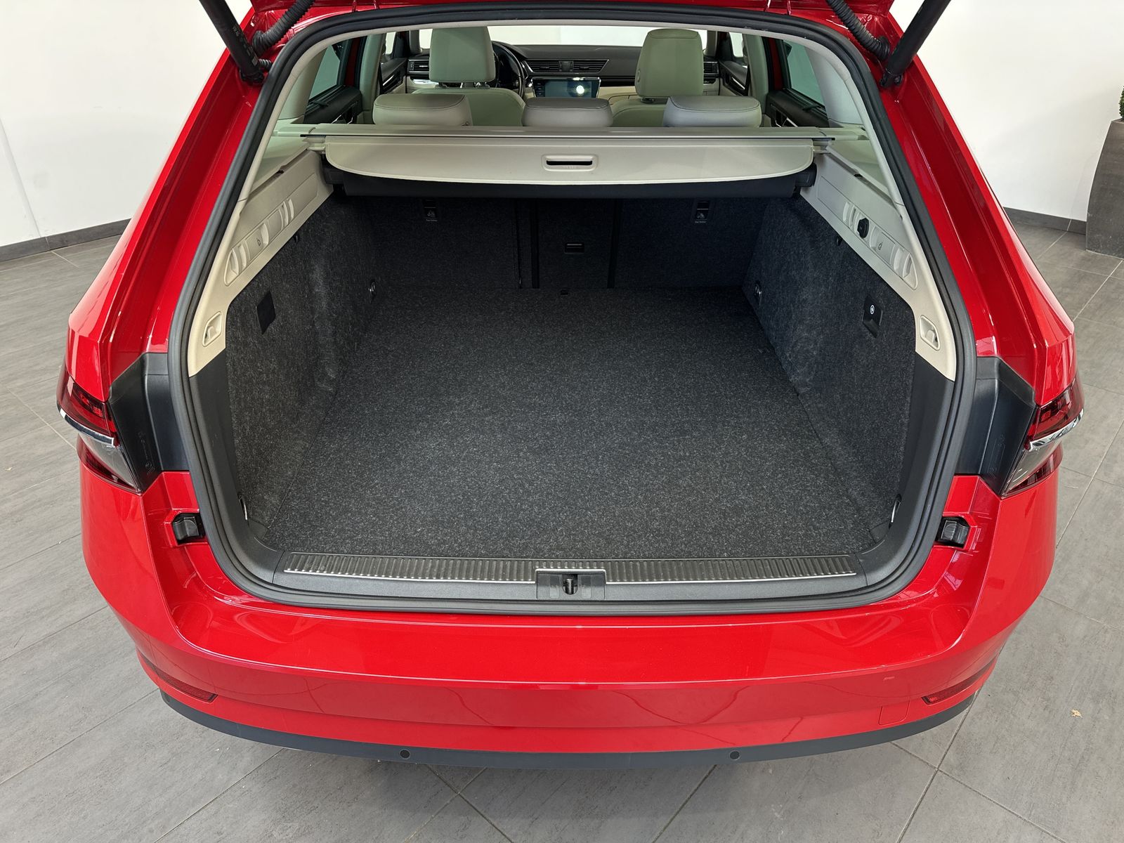 Fahrzeugabbildung SKODA Superb Combi iV 1.4 TSI L&K NAV+LED+PANO+19ZO+VC