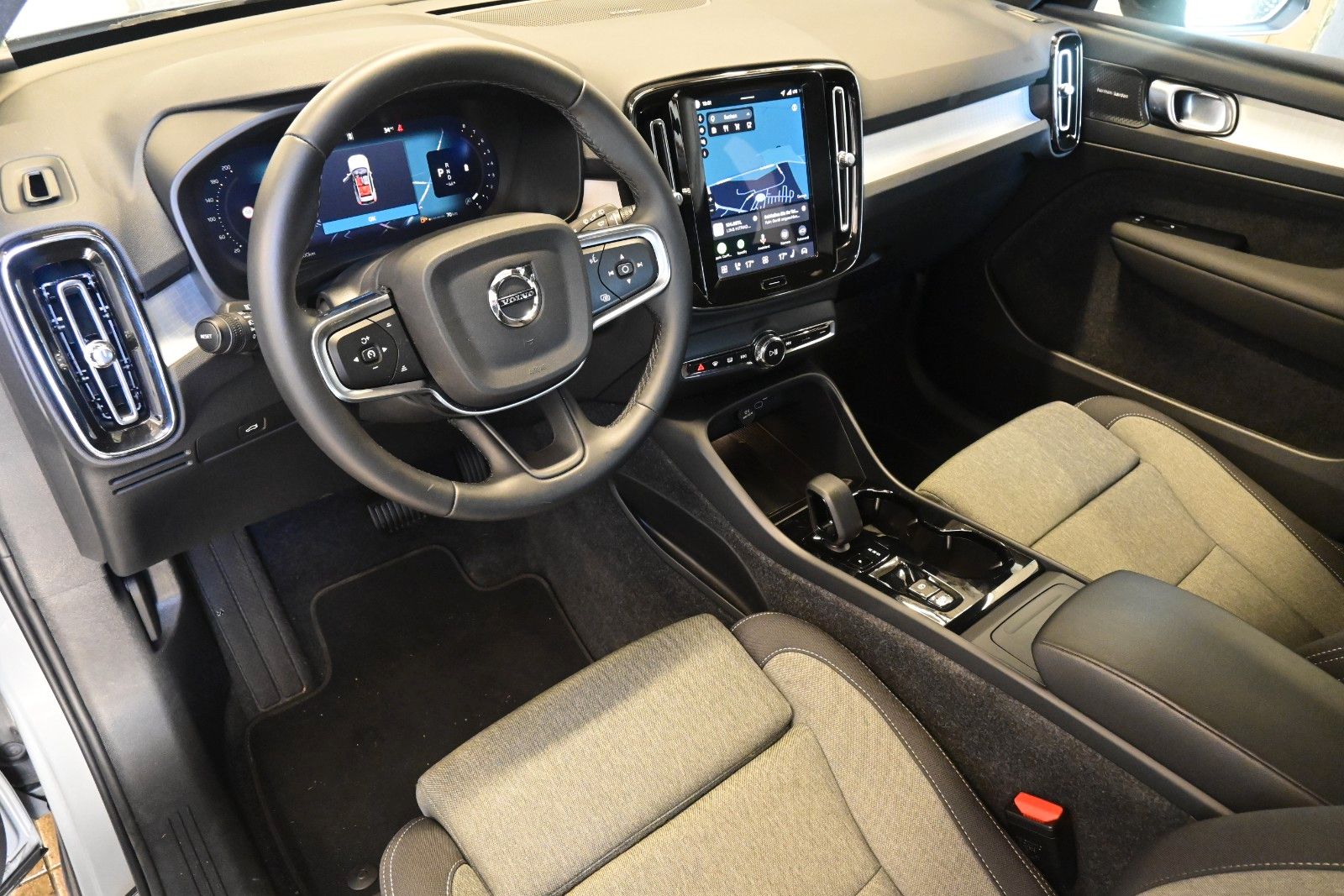 Fahrzeugabbildung Volvo XC40 B3 DKG Plus Black Edition*STDHZG*360°*ACC*