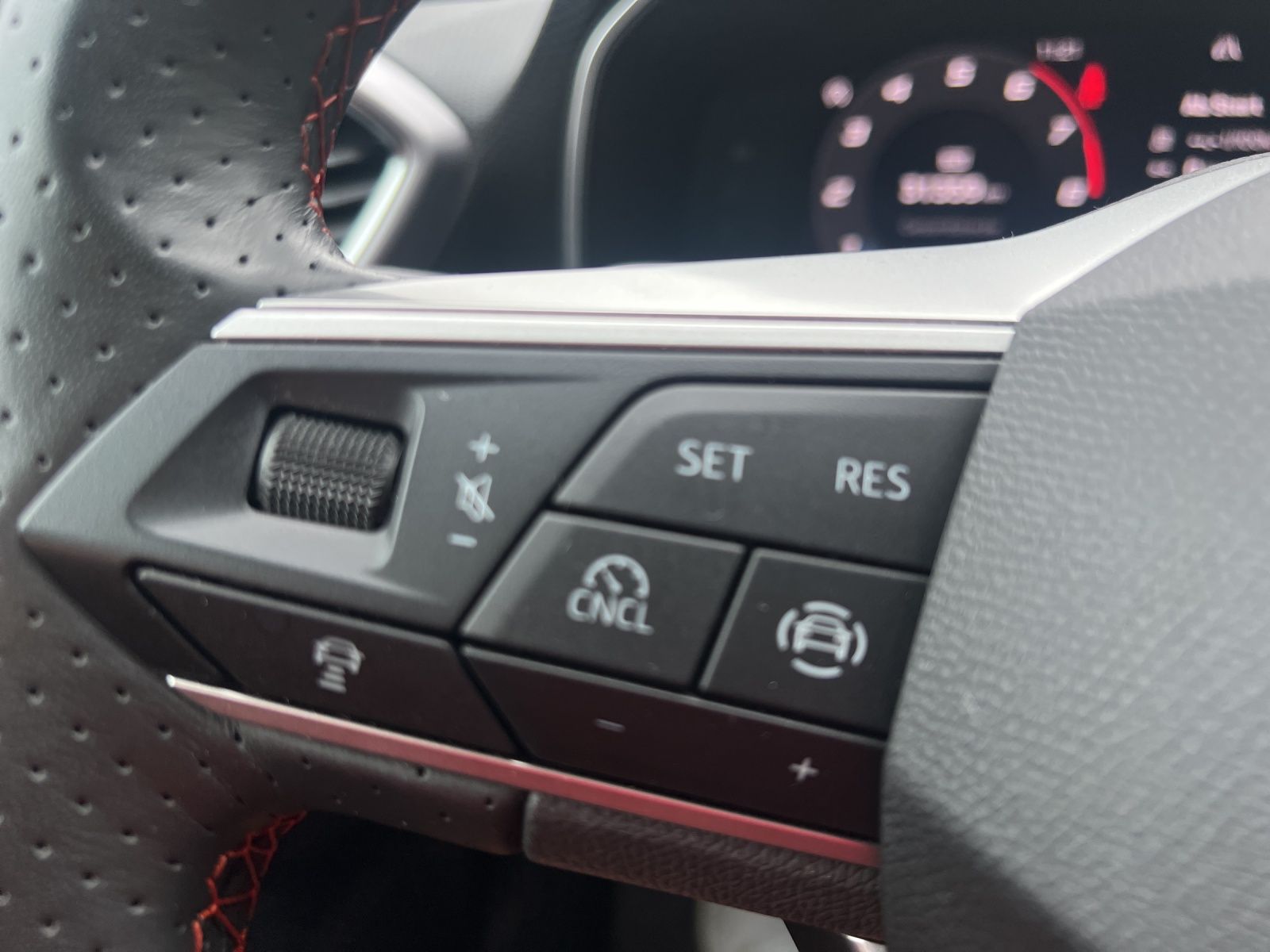 Fahrzeugabbildung SEAT Leon ST eTSI FR DSG LED Navi VC ACC RFK SH