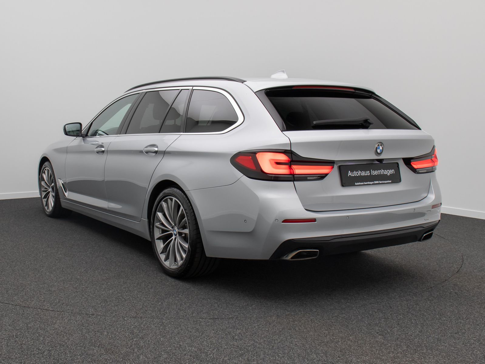 Fahrzeugabbildung BMW 530d Kamera DAB HiFi Panorama HUD Sport 19Zoll