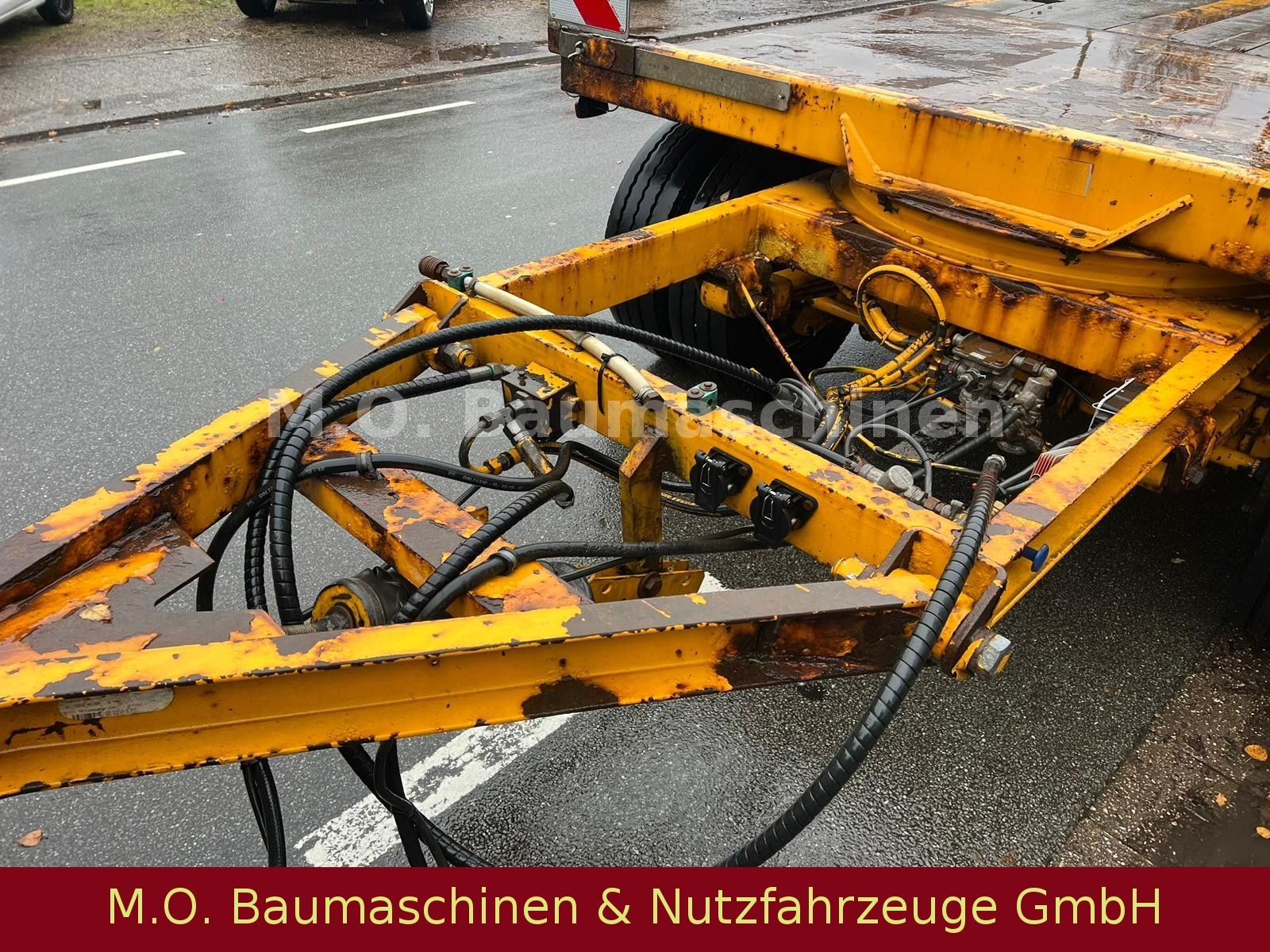 Fahrzeugabbildung Müller-Mitteltal PT 30,0 Kompakt / 3 Achser / Blatt /hydr. Rampen