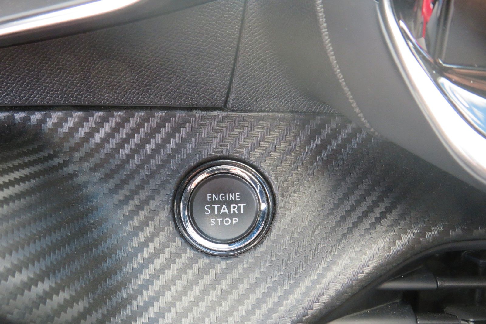 Fahrzeugabbildung Peugeot 2008 e- Allure Pack NAVI KAMERA ACC PDC SITZH 1H